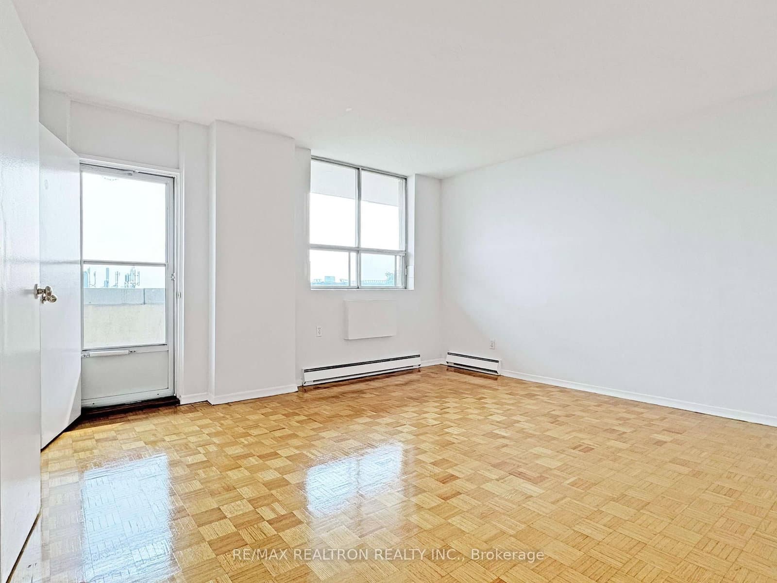 525 Eglinton Avenue E, Unit 900 thumbnail 2