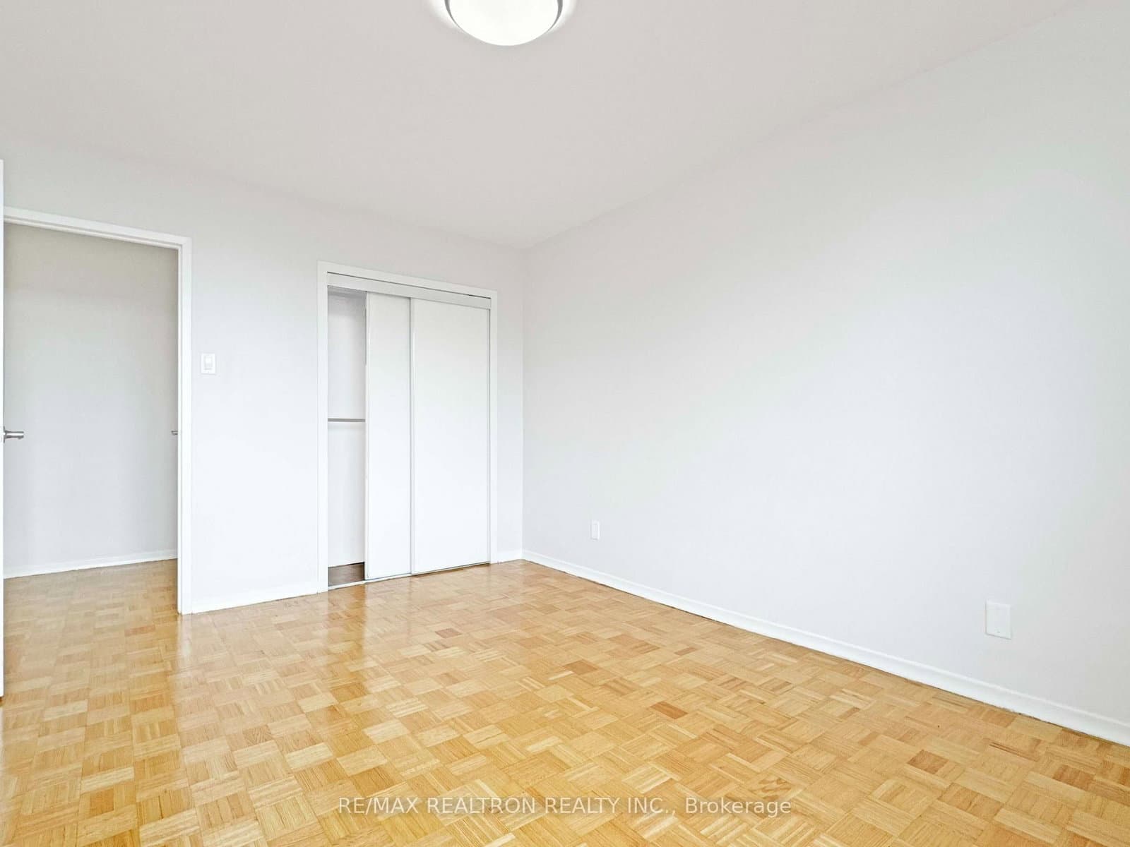 525 Eglinton Avenue E, Unit 804 thumbnail 6