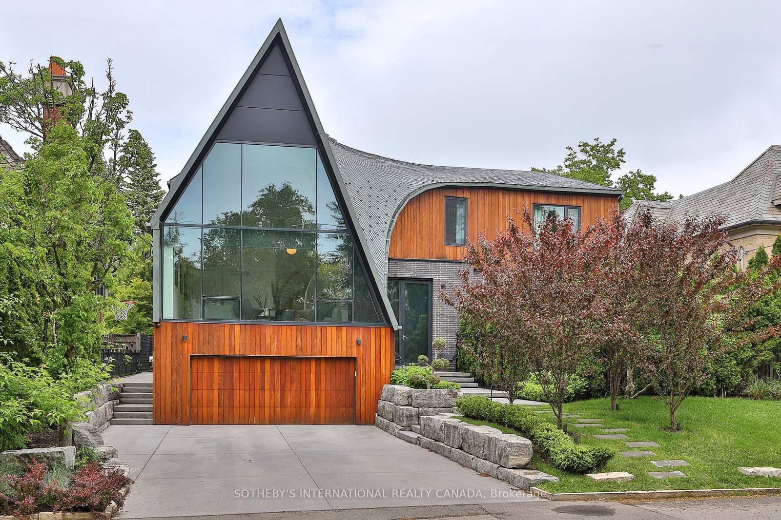 108 Stratford Crescent thumbnail 2