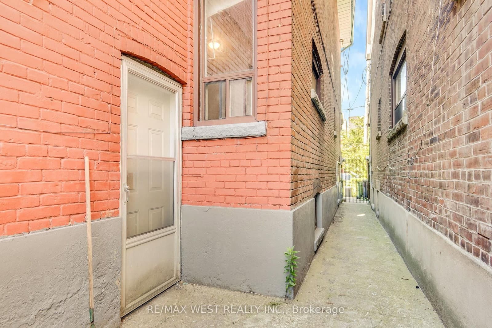 649 Crawford Street N thumbnail 3