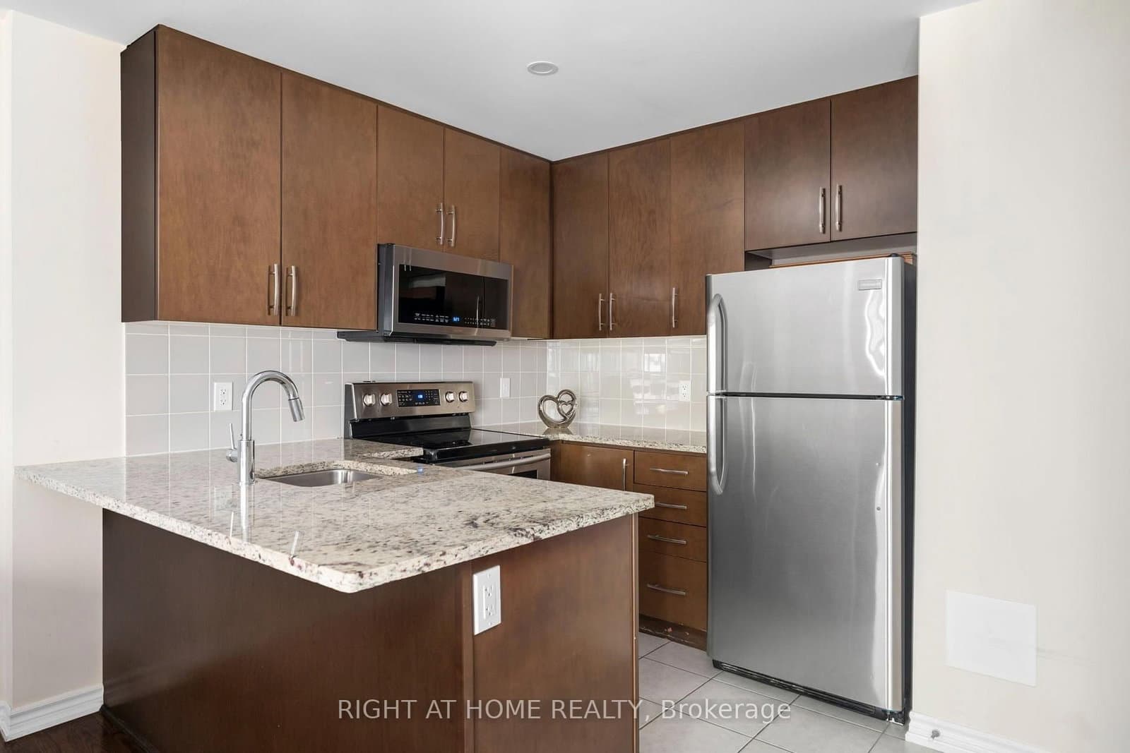 27 Coneflower Crescent, Unit 31 thumbnail 17