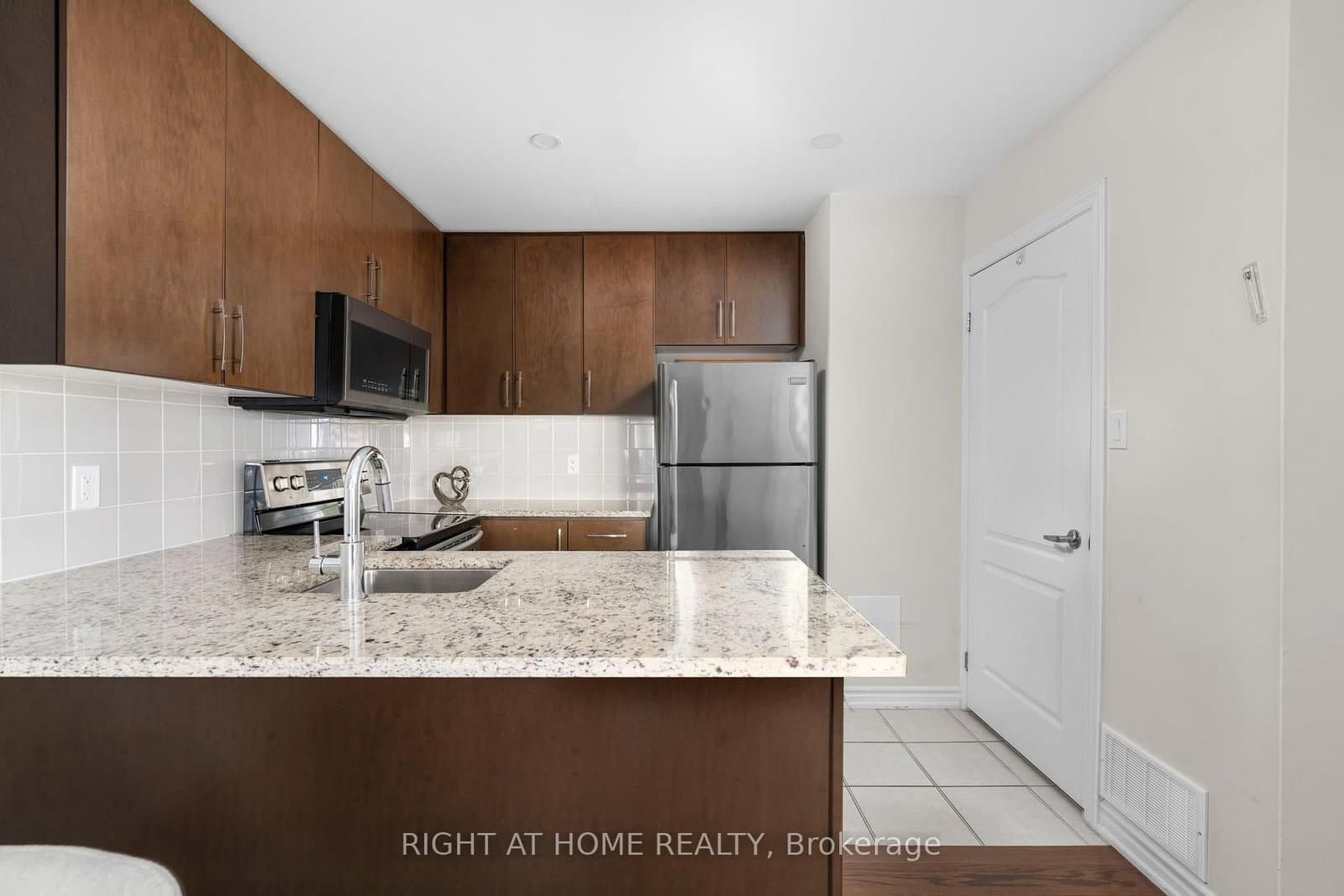 27 Coneflower Crescent, Unit 31 thumbnail 18