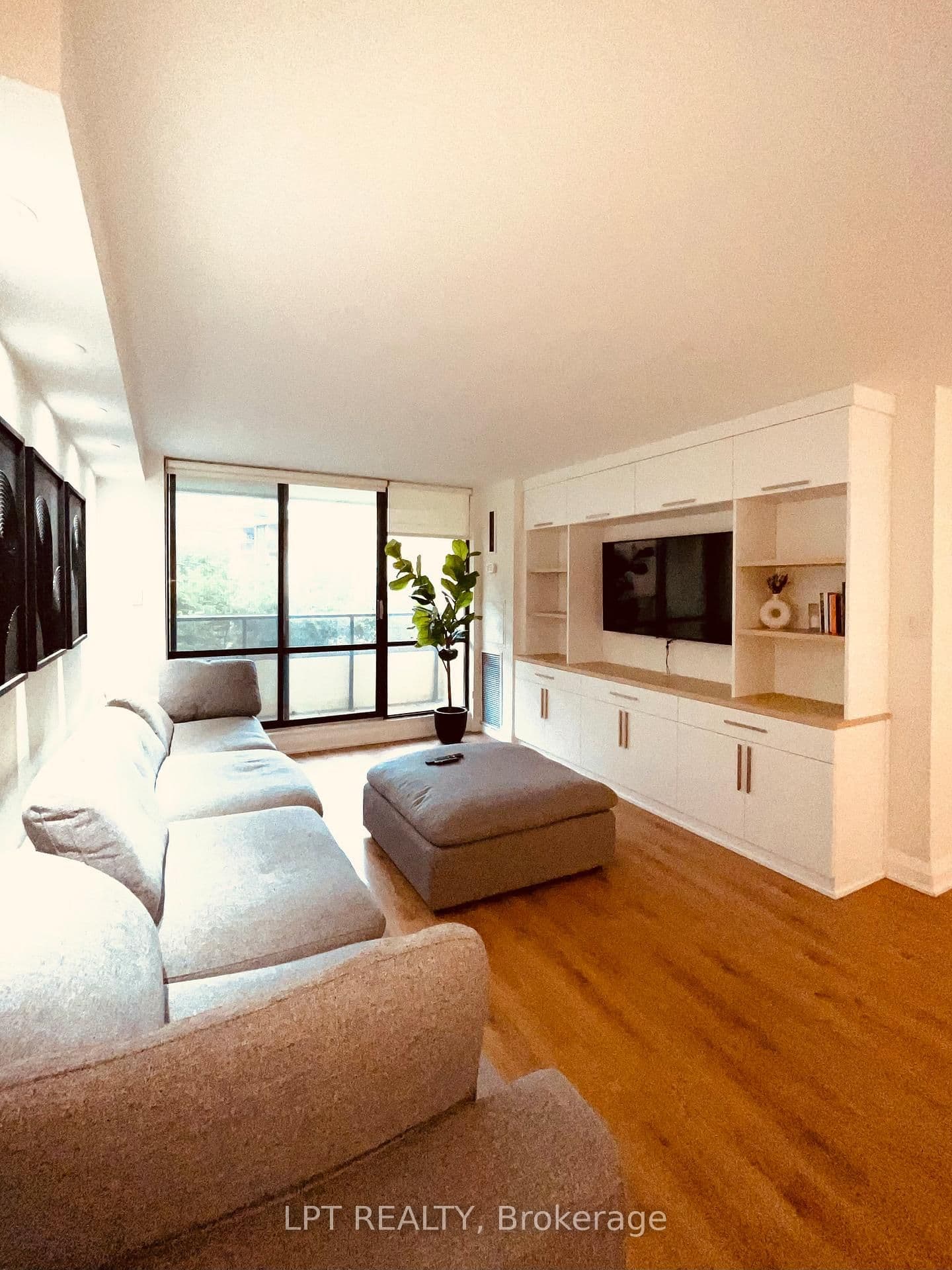 22 Shallmar Boulevard, Unit 402 - Image 1