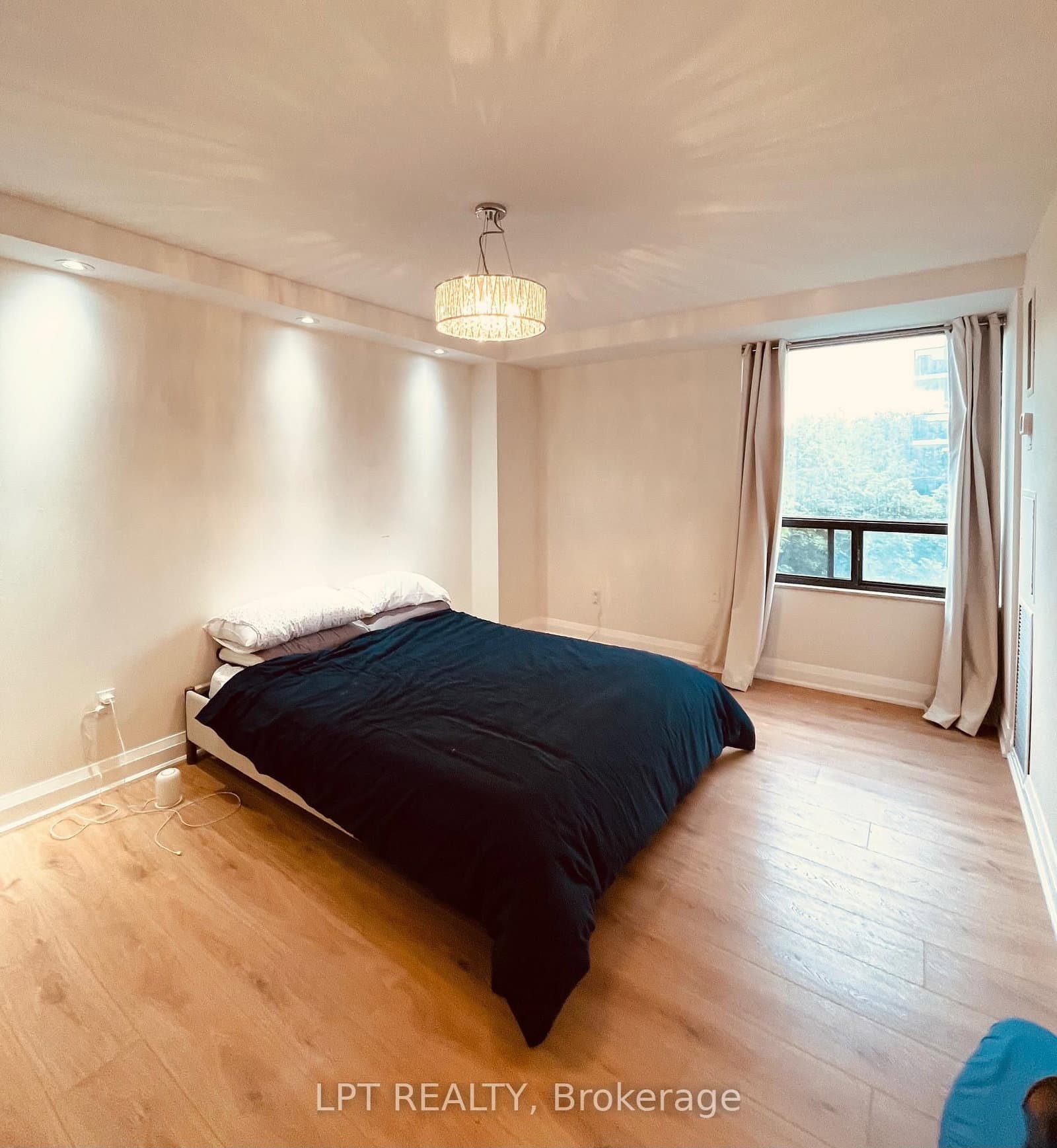 22 Shallmar Boulevard, Unit 402 thumbnail 11