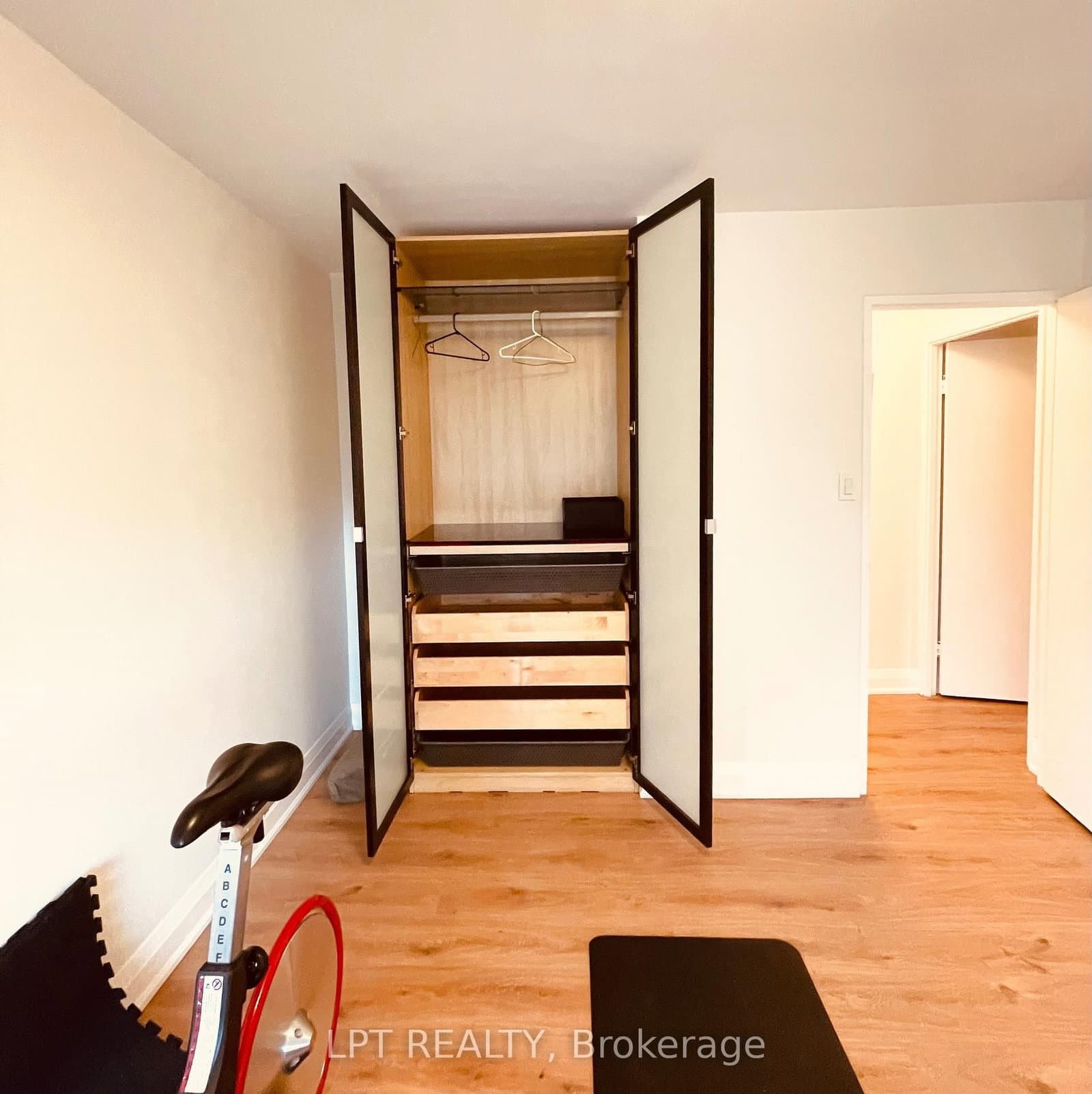 22 Shallmar Boulevard, Unit 402 thumbnail 17