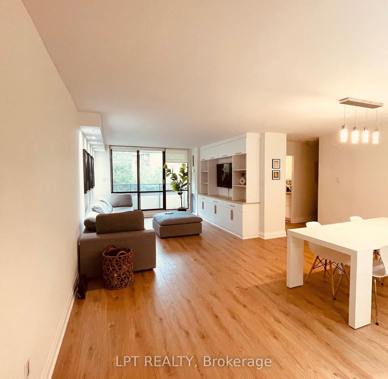22 Shallmar Boulevard, Unit 402 thumbnail 2