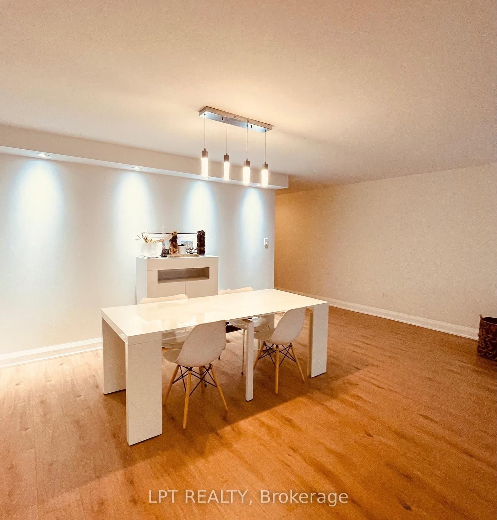 22 Shallmar Boulevard, Unit 402 thumbnail 4