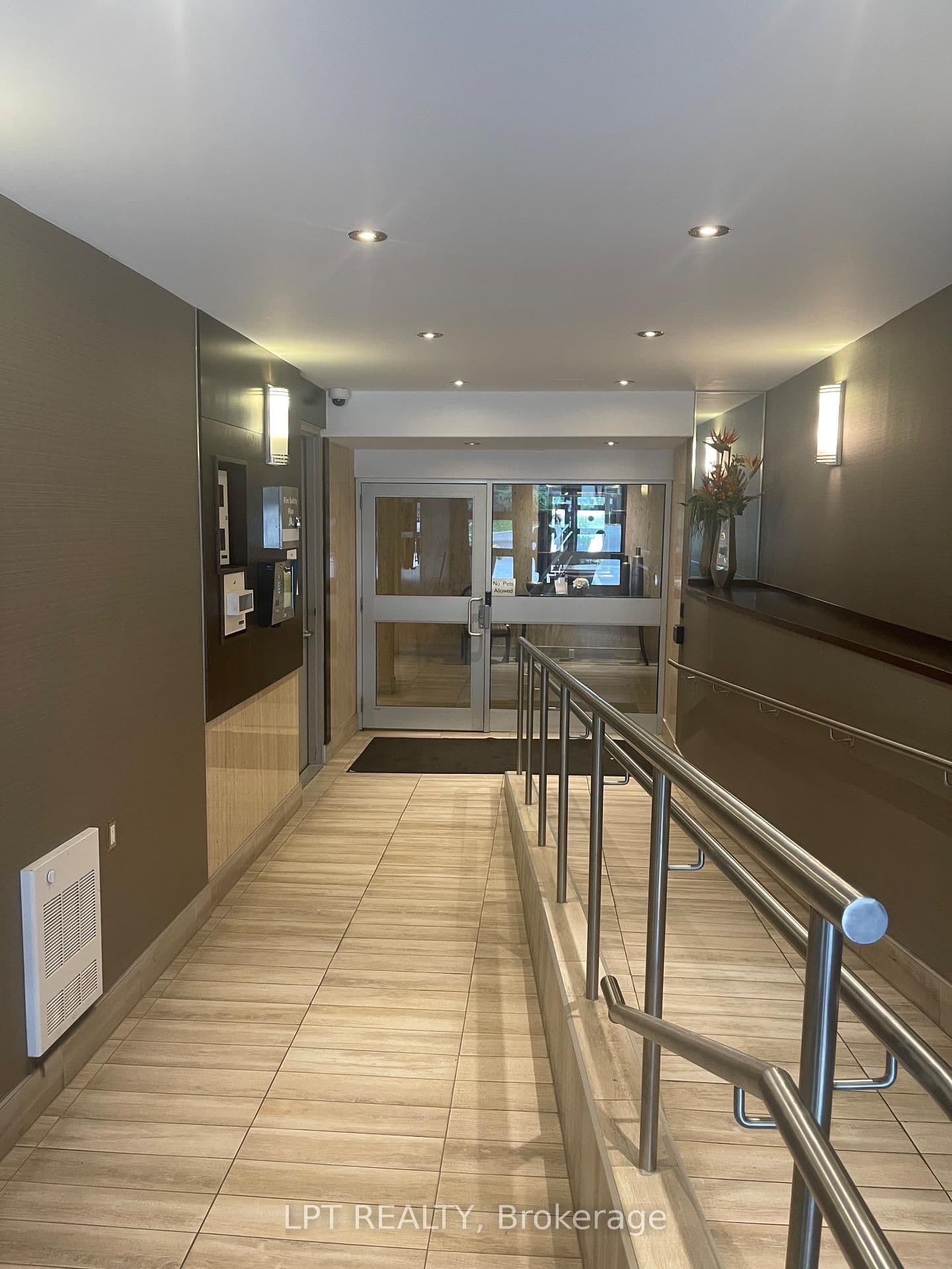 22 Shallmar Boulevard, Unit 402 thumbnail 7