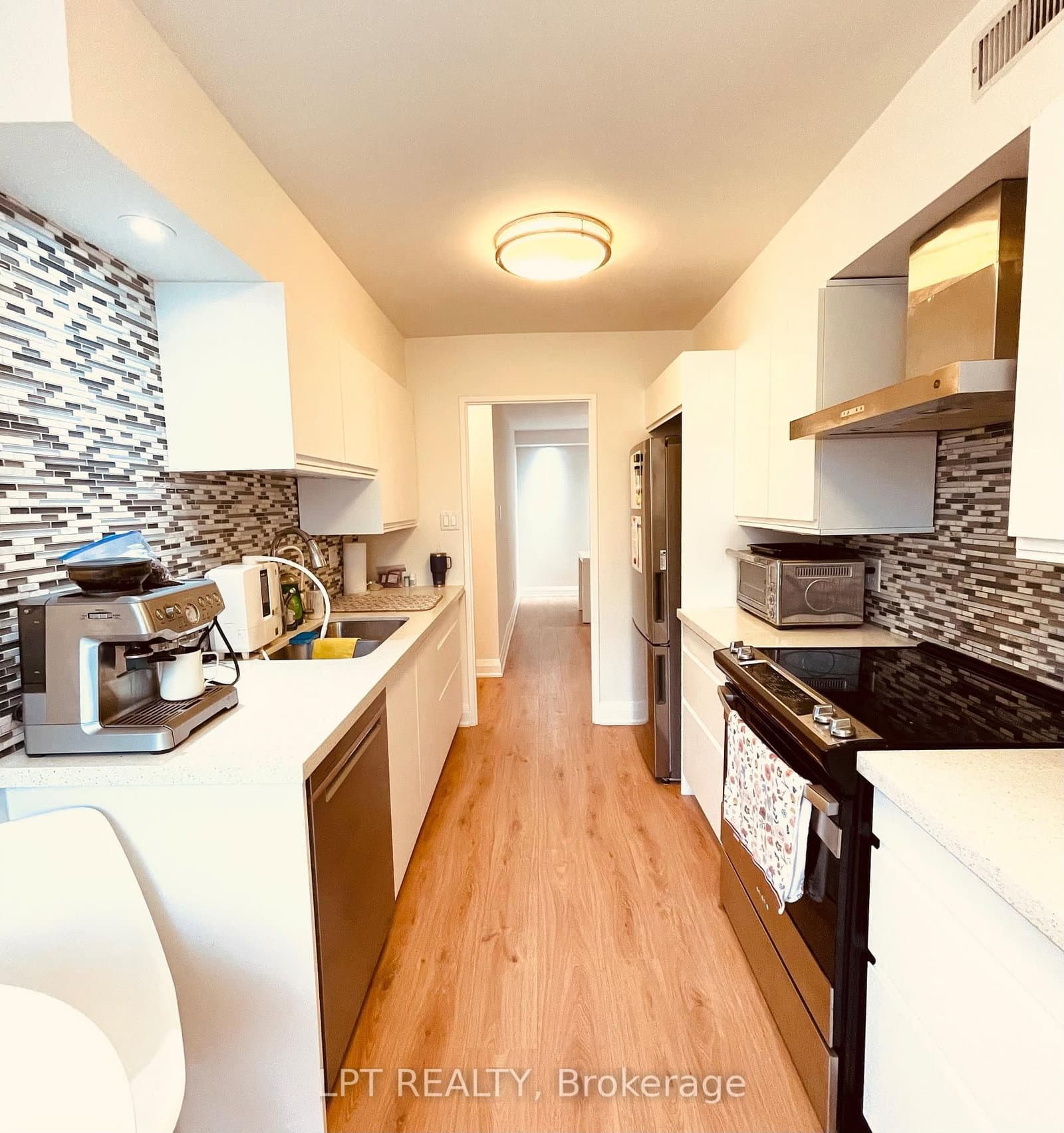 22 Shallmar Boulevard, Unit 402 thumbnail 8