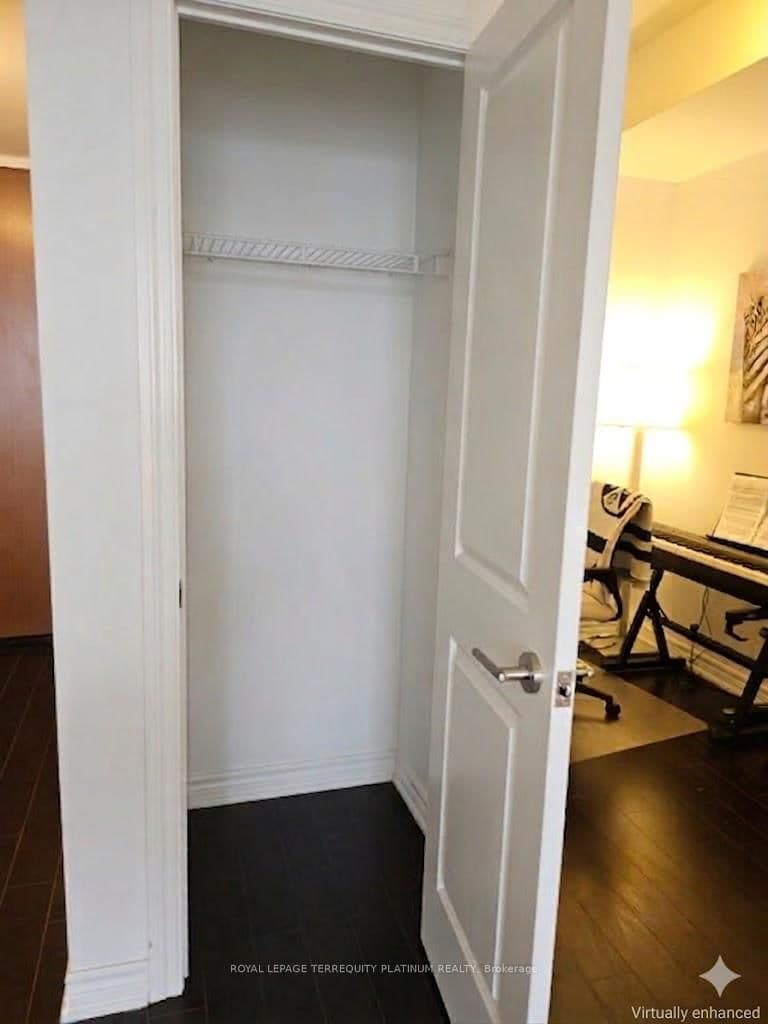 386 Yonge Street, Unit 4205 thumbnail 17