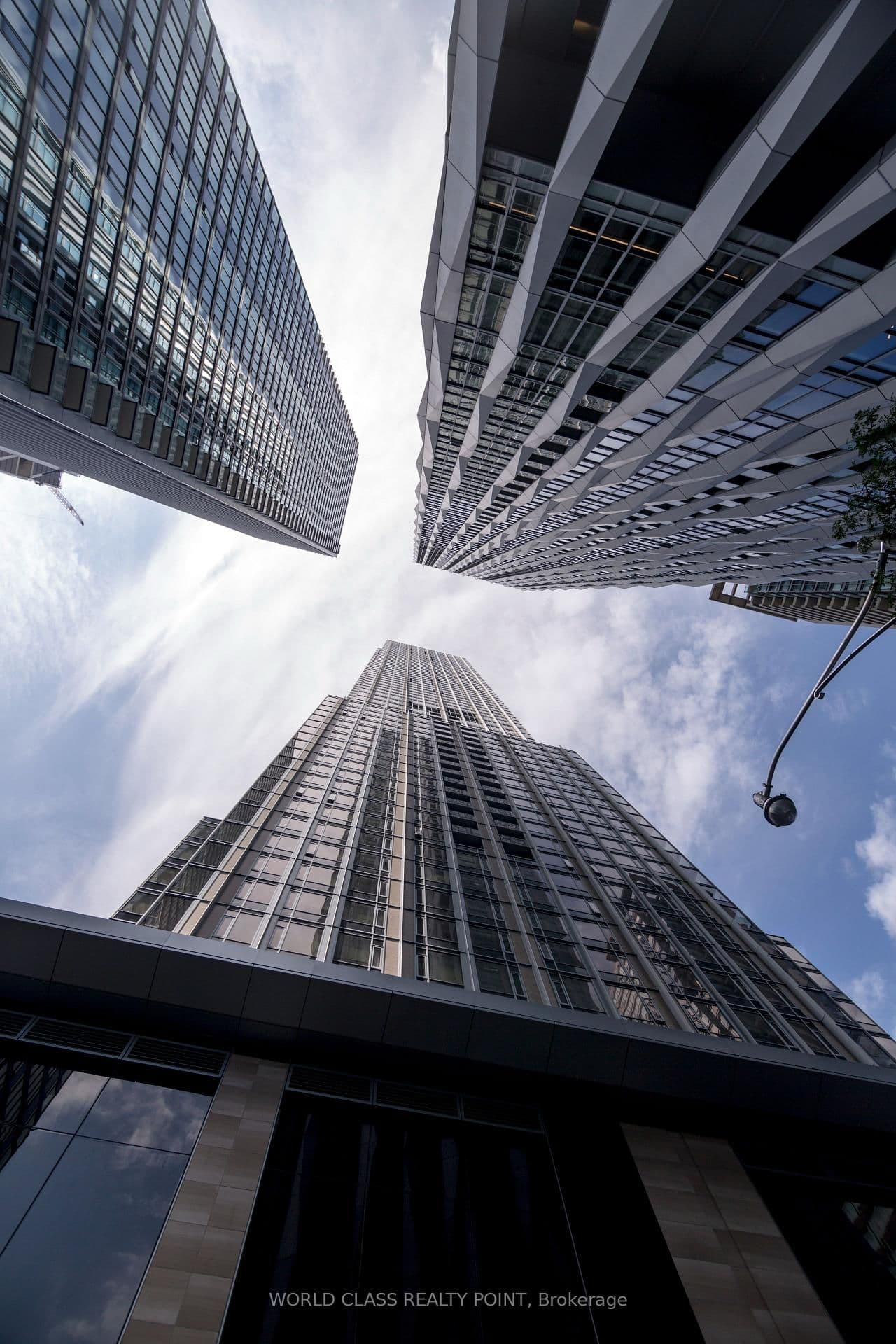 11 Yorkville Avenue, Unit 1807 thumbnail 2