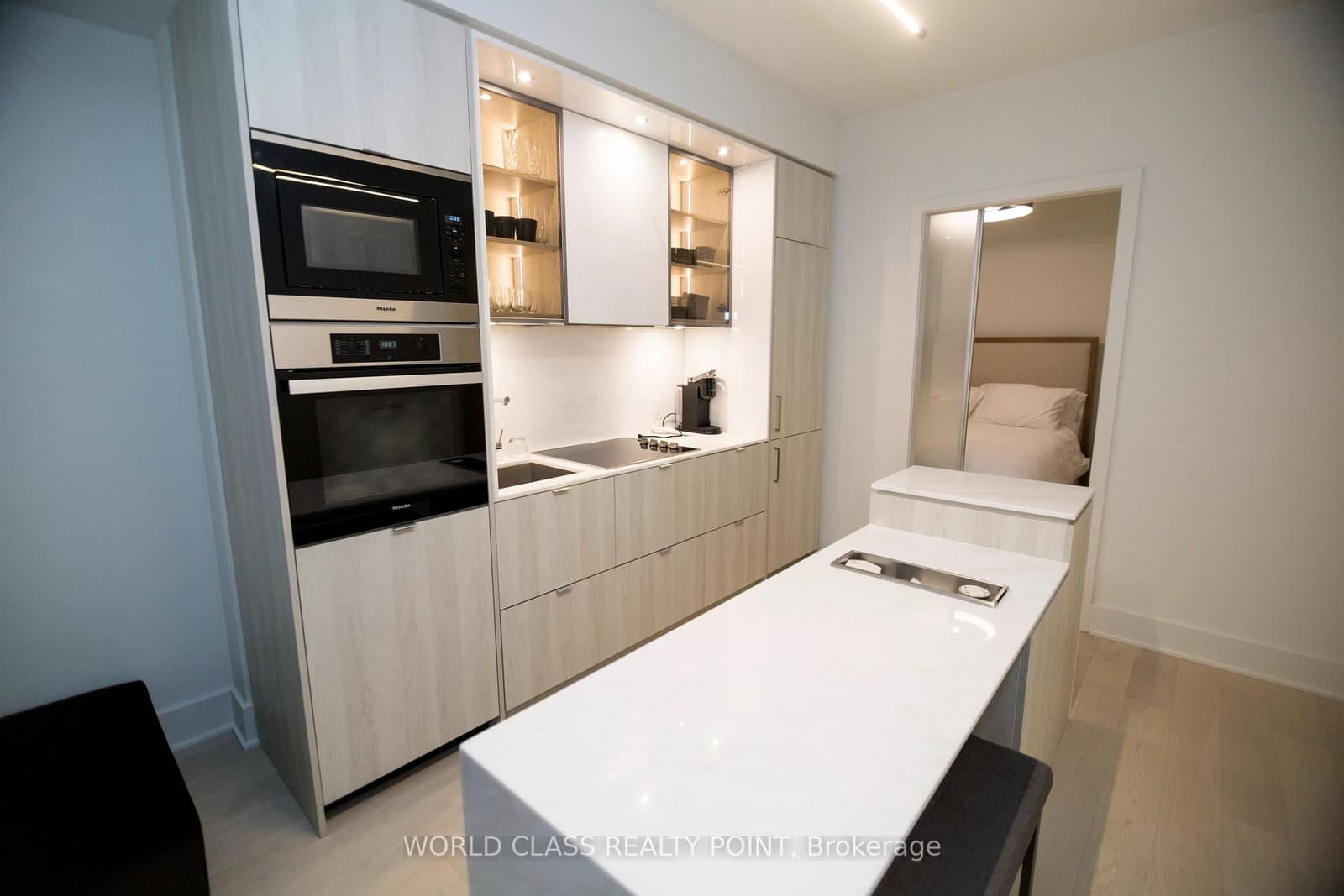 11 Yorkville Avenue, Unit 1807 thumbnail 6
