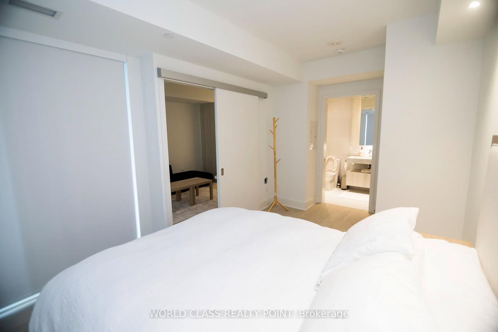 11 Yorkville Avenue, Unit 1807 thumbnail 9