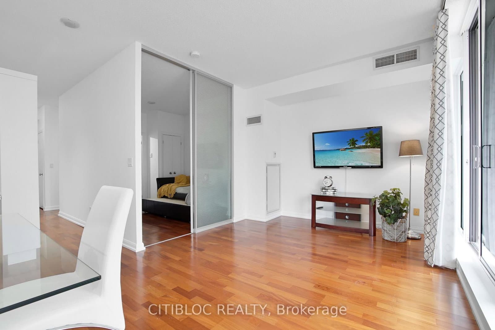 111 Elizabeth Street, Unit 1622 thumbnail 10
