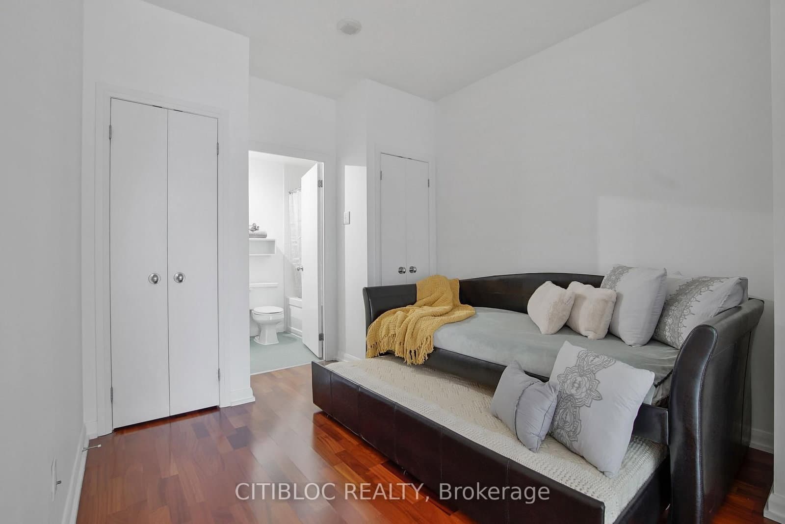 111 Elizabeth Street, Unit 1622 thumbnail 13