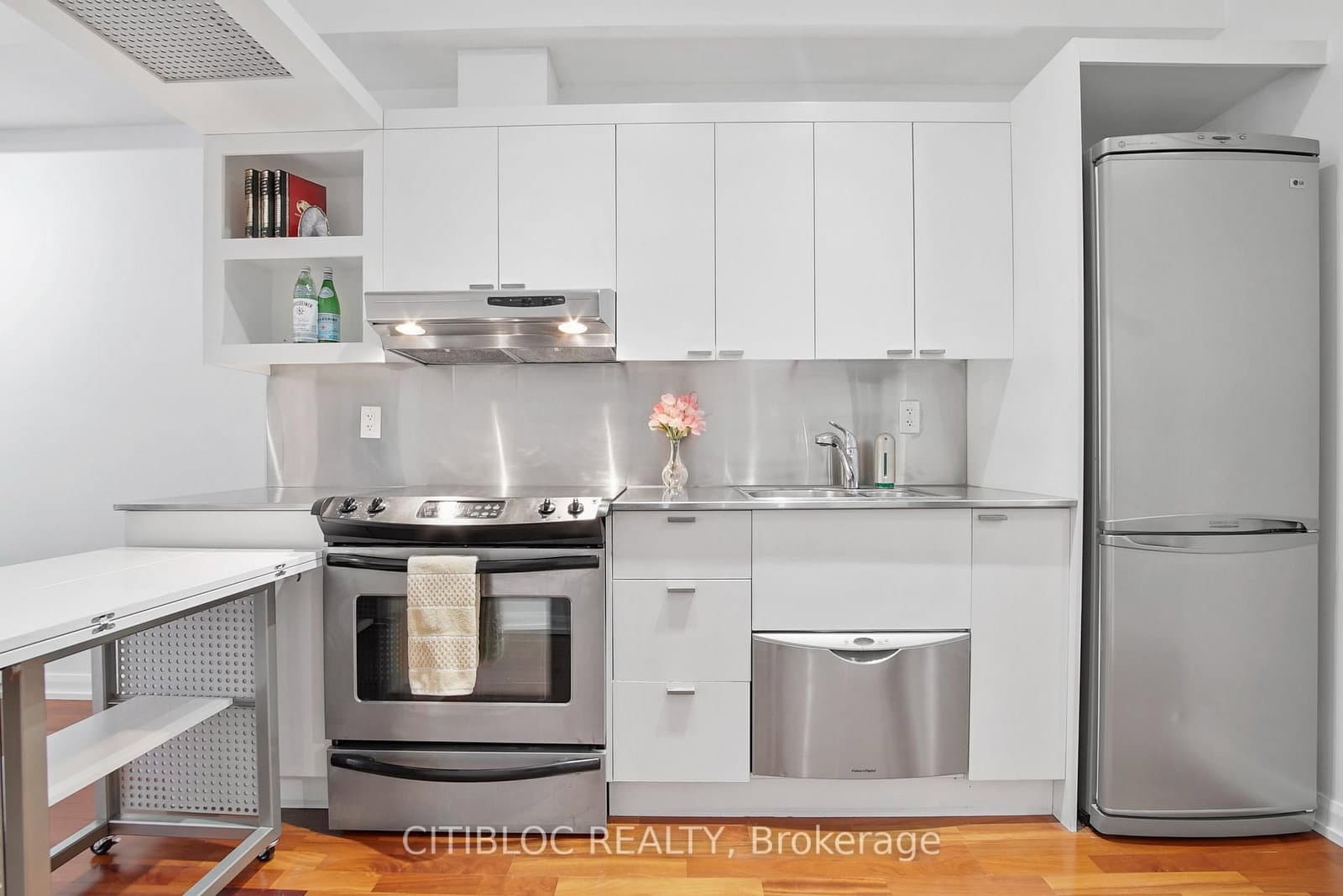 111 Elizabeth Street, Unit 1622 thumbnail 3