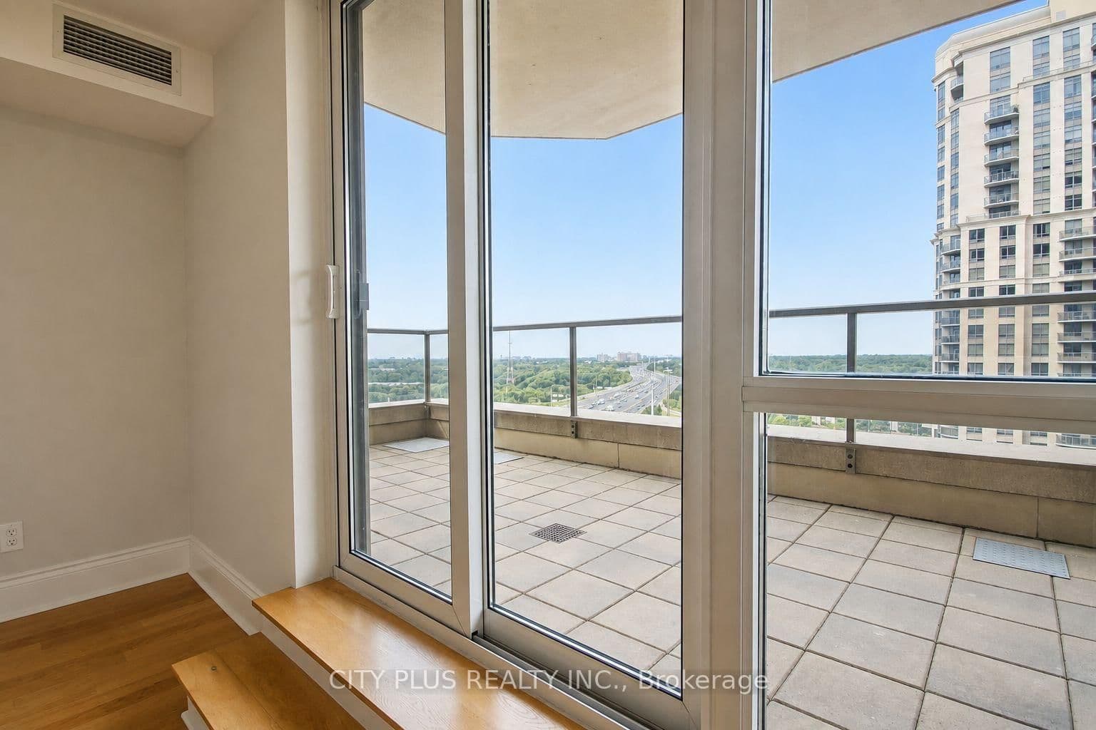 80 Harrison Garden Boulevard, Unit 1521 thumbnail 18