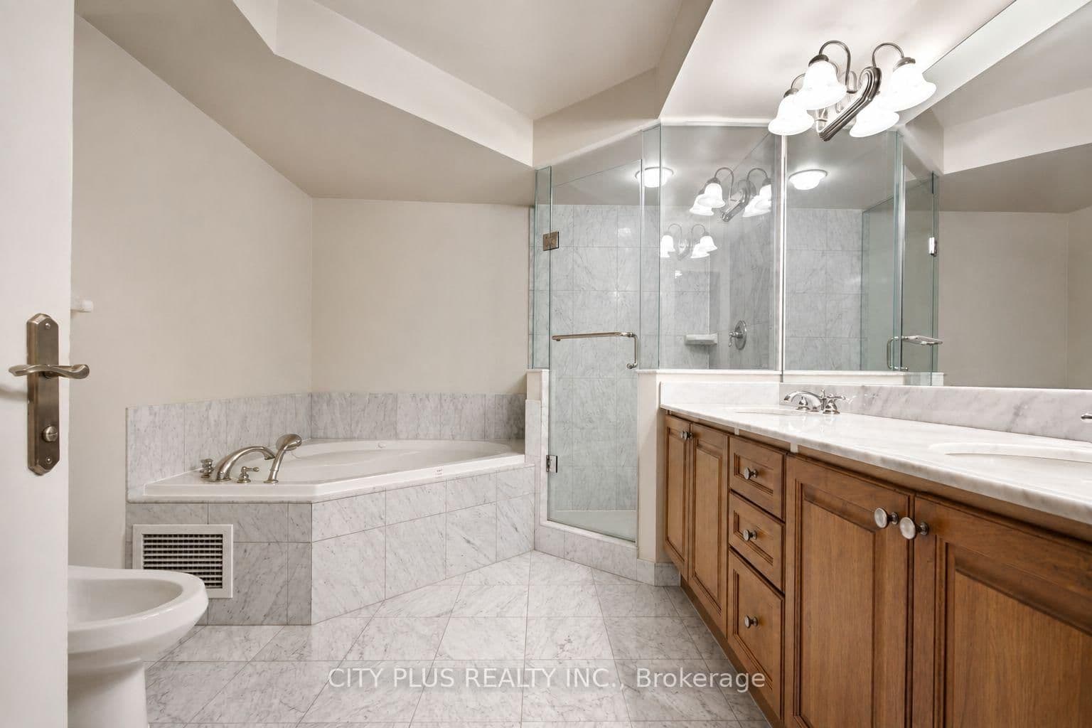 80 Harrison Garden Boulevard, Unit 1521 thumbnail 21