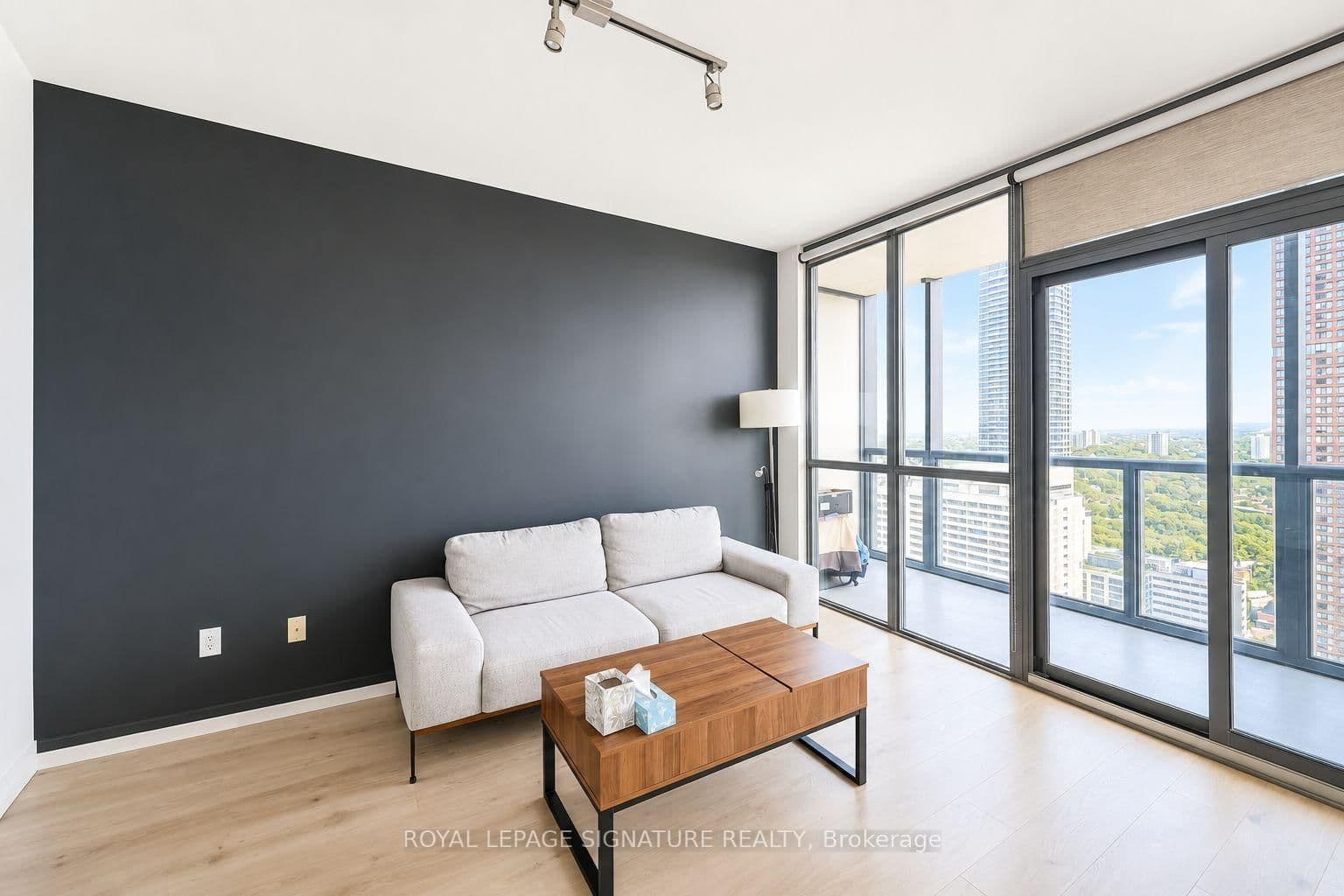 110 Charles Street E thumbnail 4