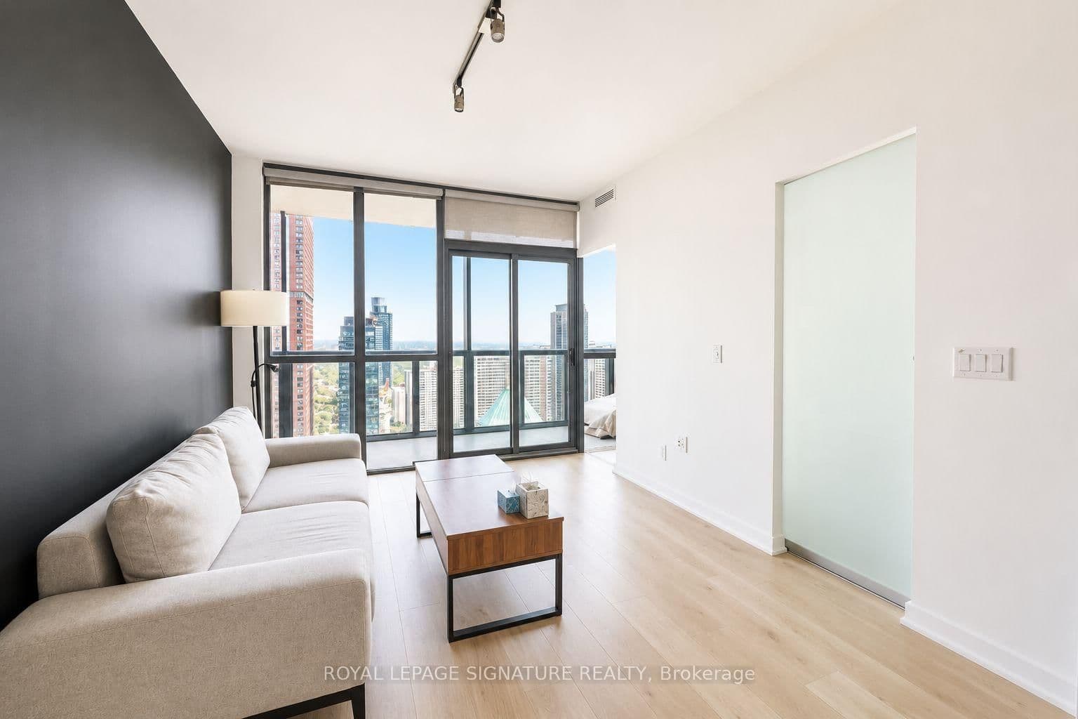 110 Charles Street E thumbnail 5