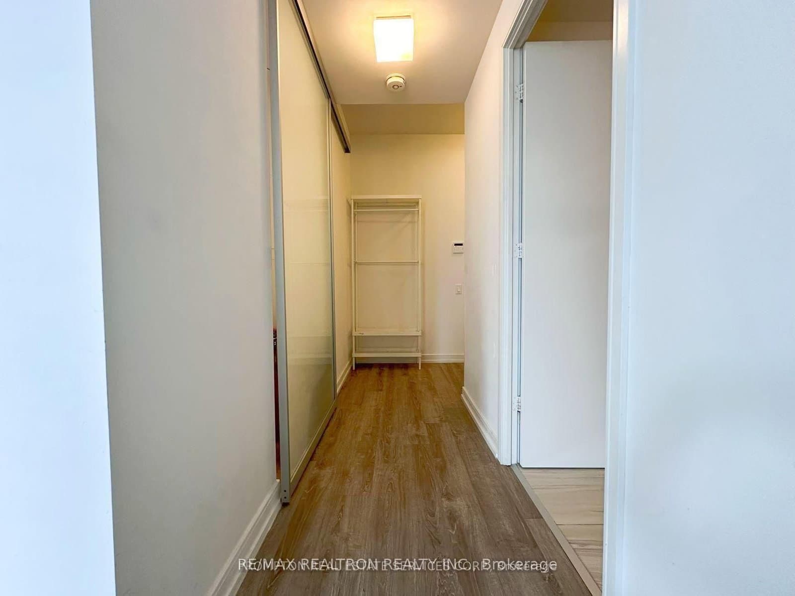 28 Wellesley Street E, Unit 1002 thumbnail 4