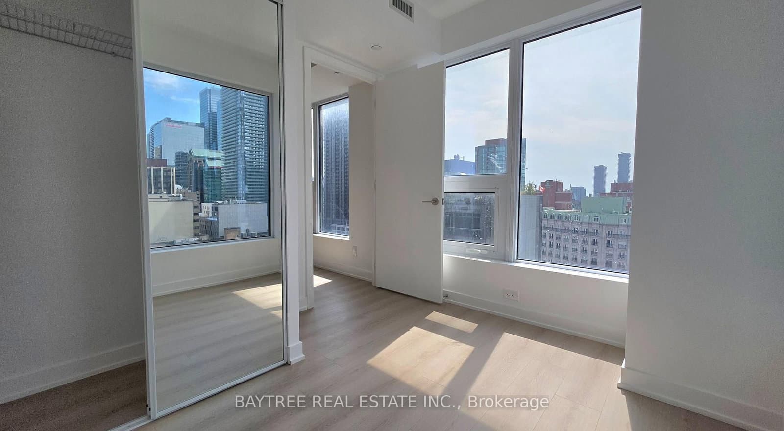 100 Queen Street E, Unit 1611 thumbnail 4