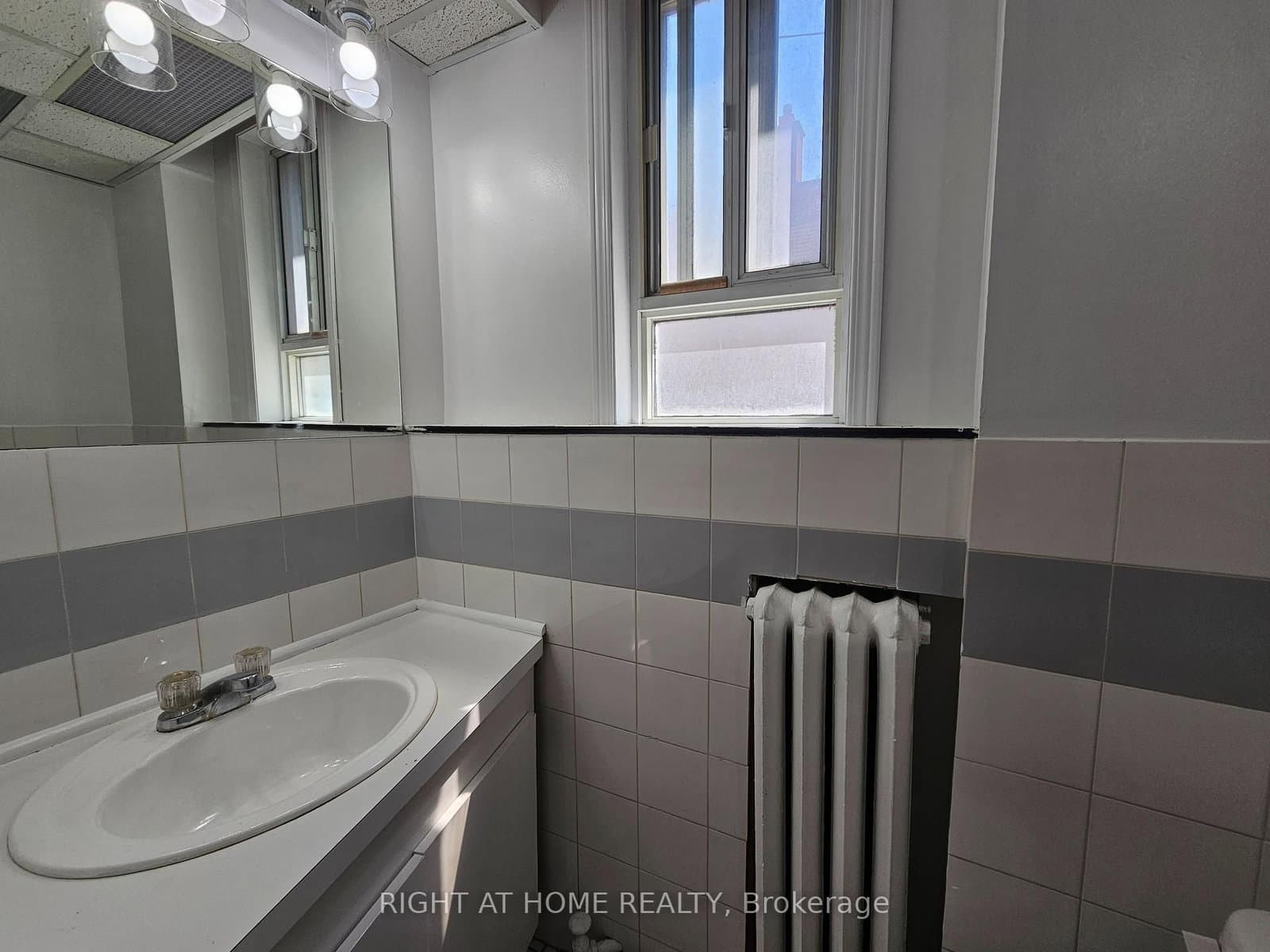 516 Yonge Street, Unit 2 thumbnail 23