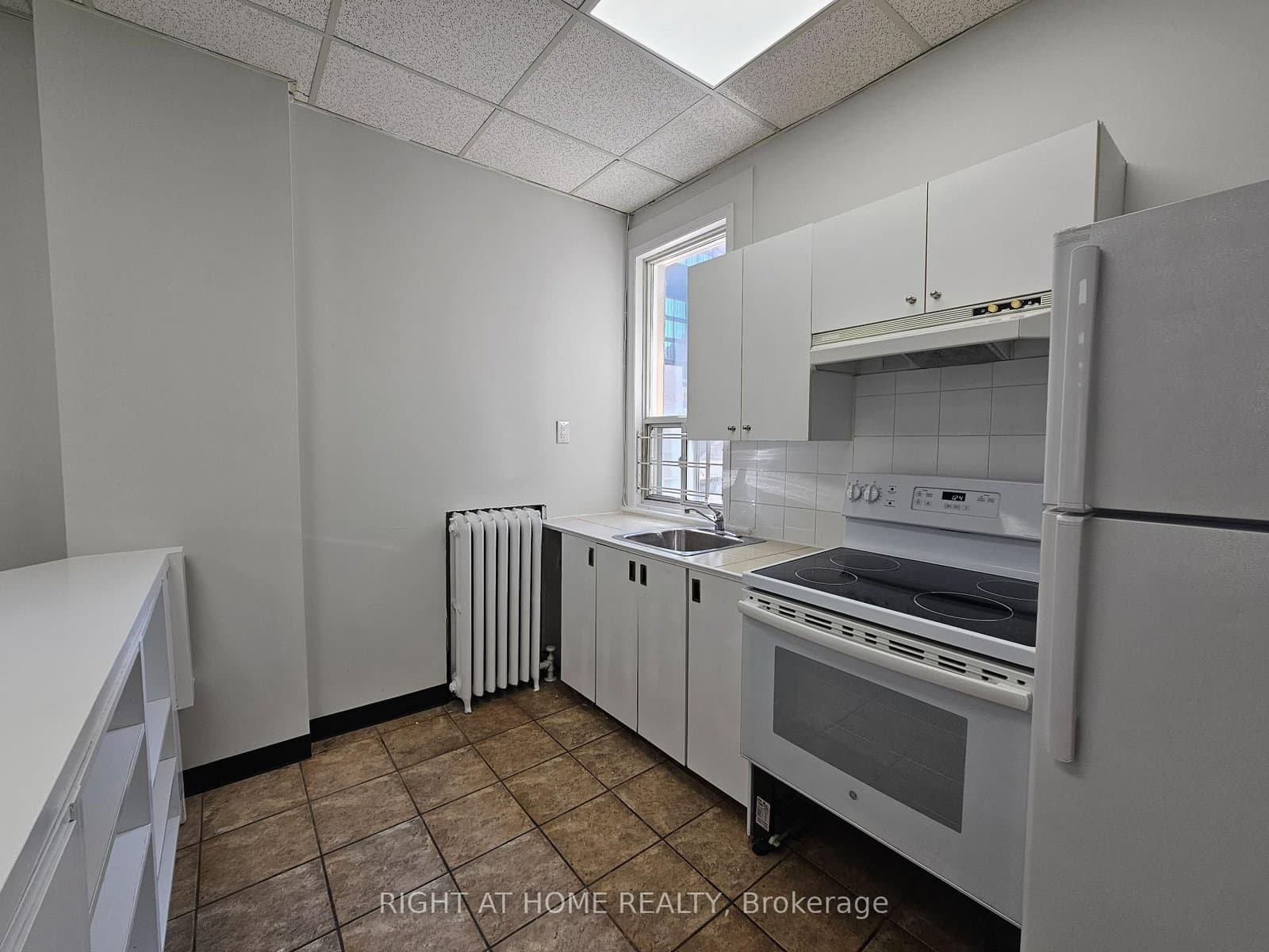 516 Yonge Street, Unit 2 thumbnail 3
