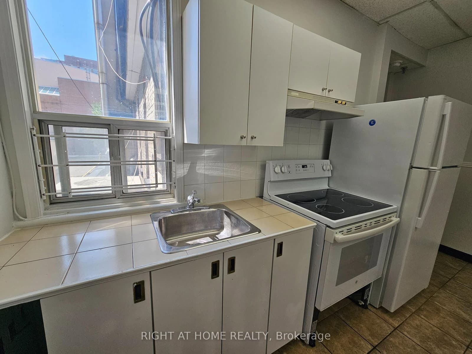 516 Yonge Street, Unit 2 thumbnail 4