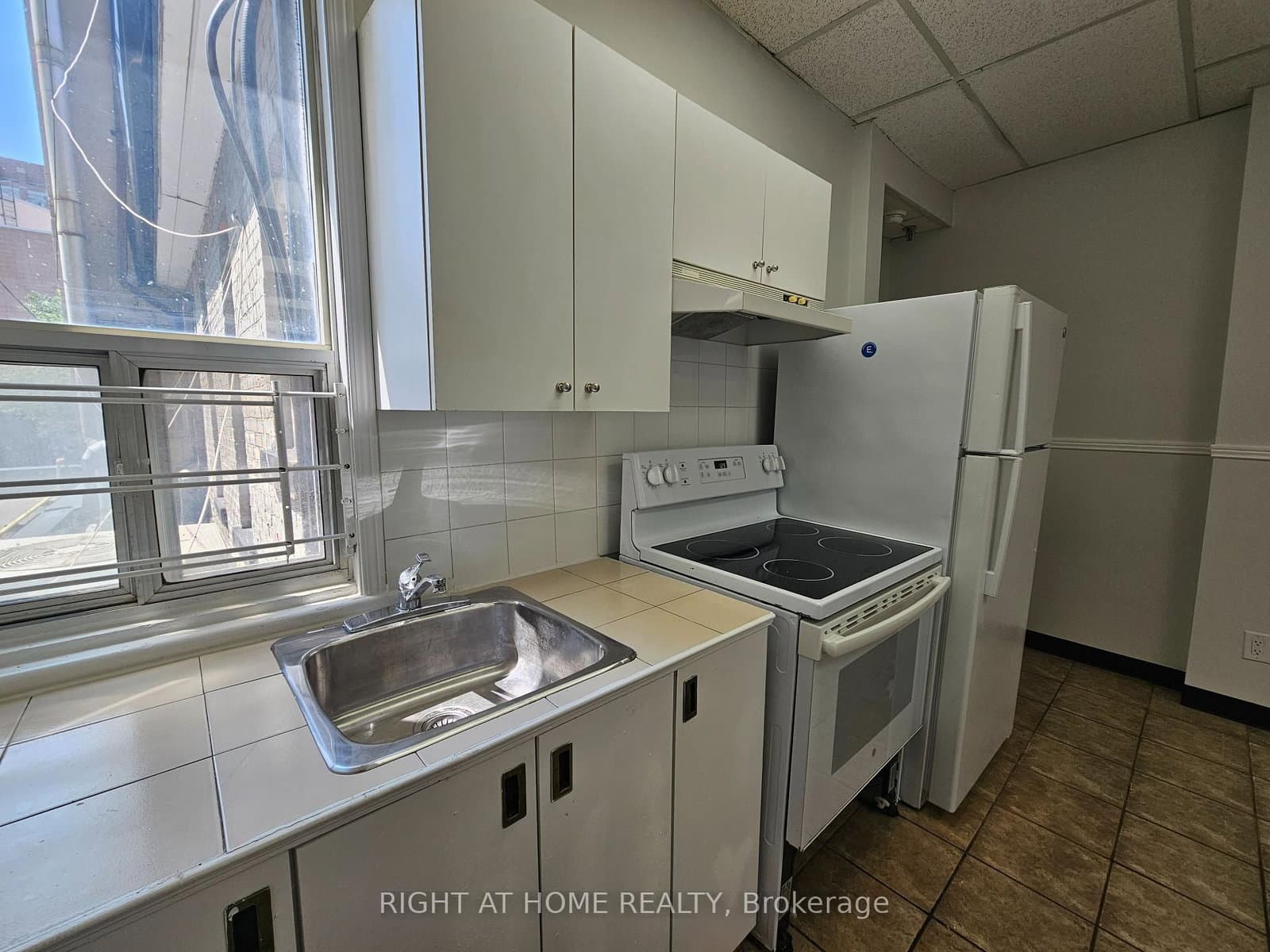 516 Yonge Street, Unit 2 thumbnail 5