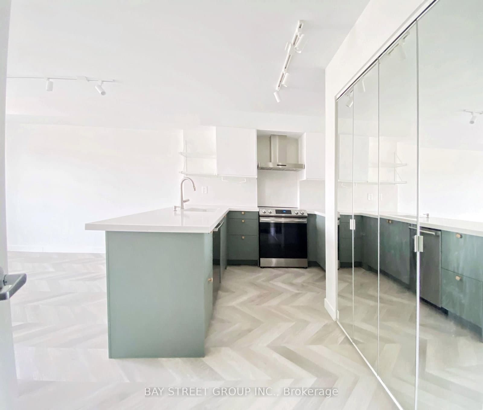 140 Bathurst Street, Unit 402 thumbnail 3