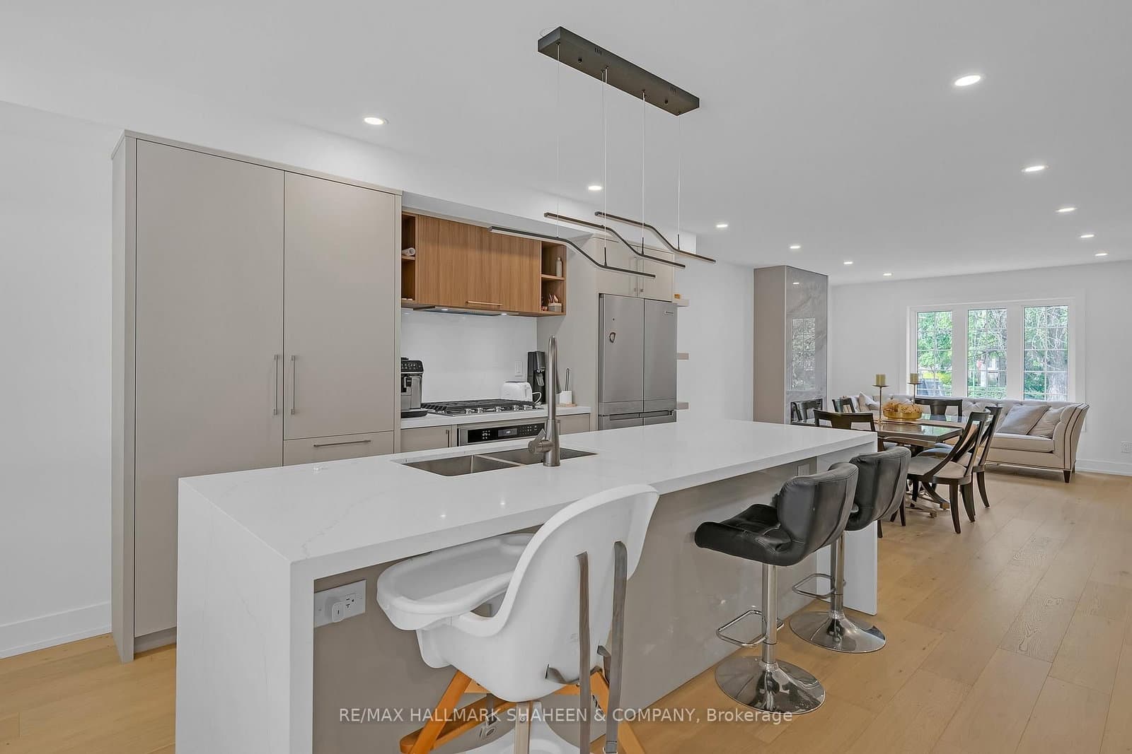 207 Sutherland Drive thumbnail 12