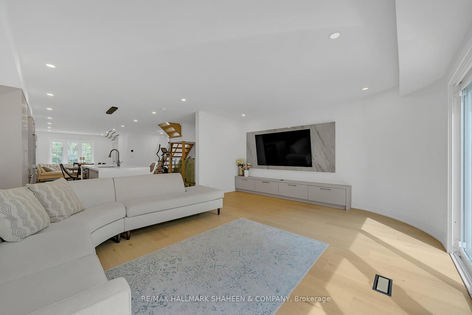 207 Sutherland Drive thumbnail 17