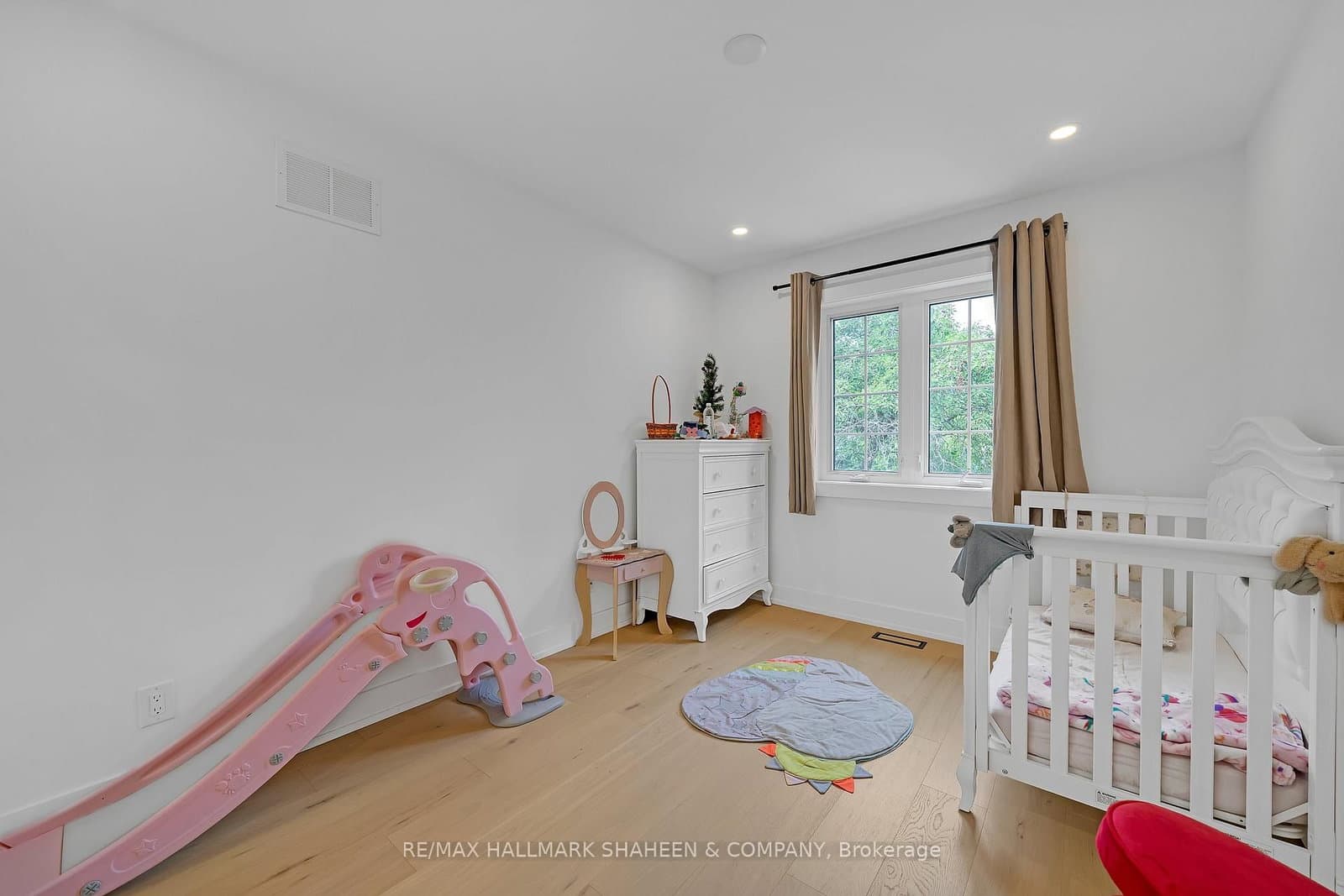 207 Sutherland Drive thumbnail 32