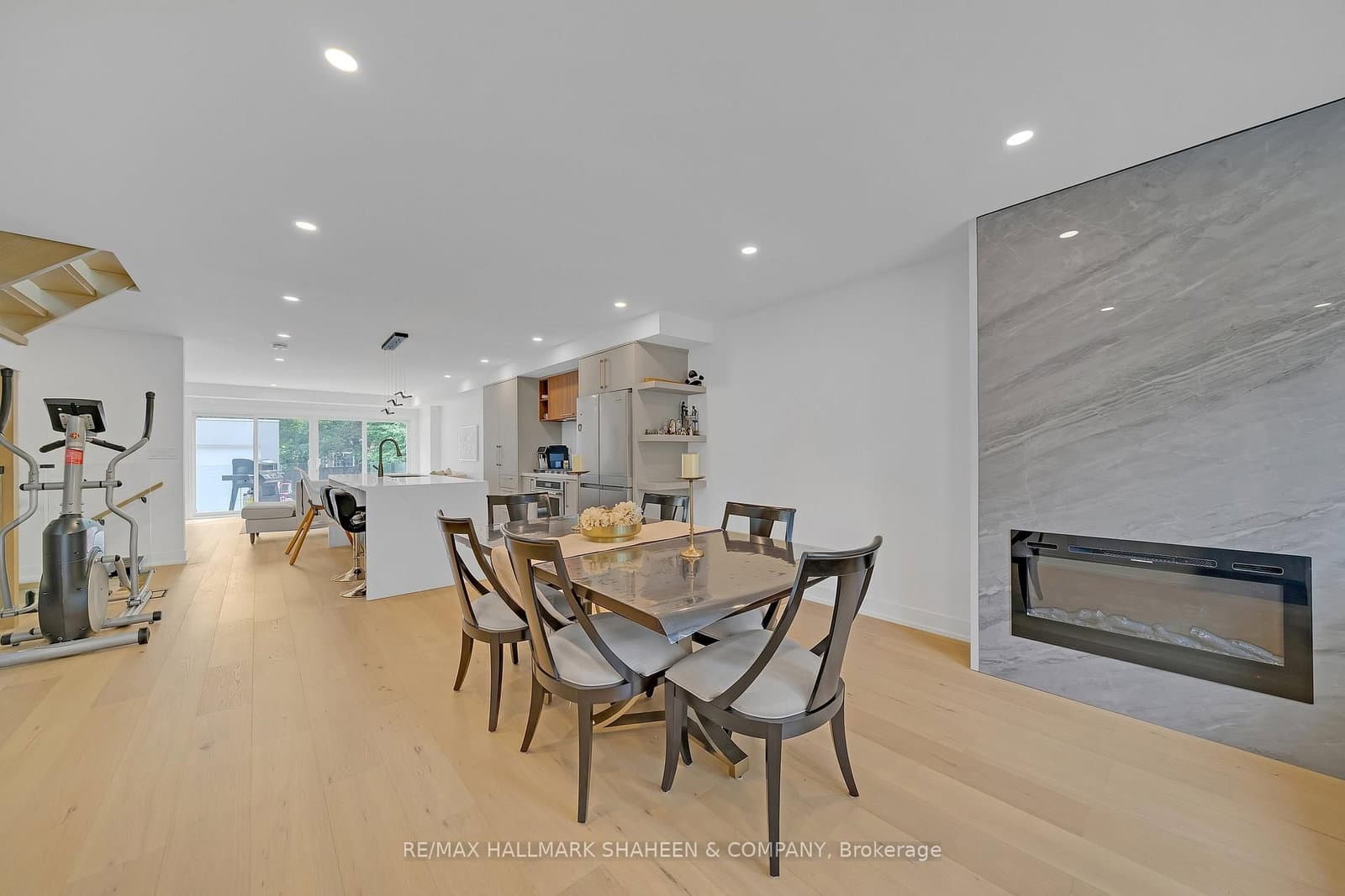 207 Sutherland Drive thumbnail 4