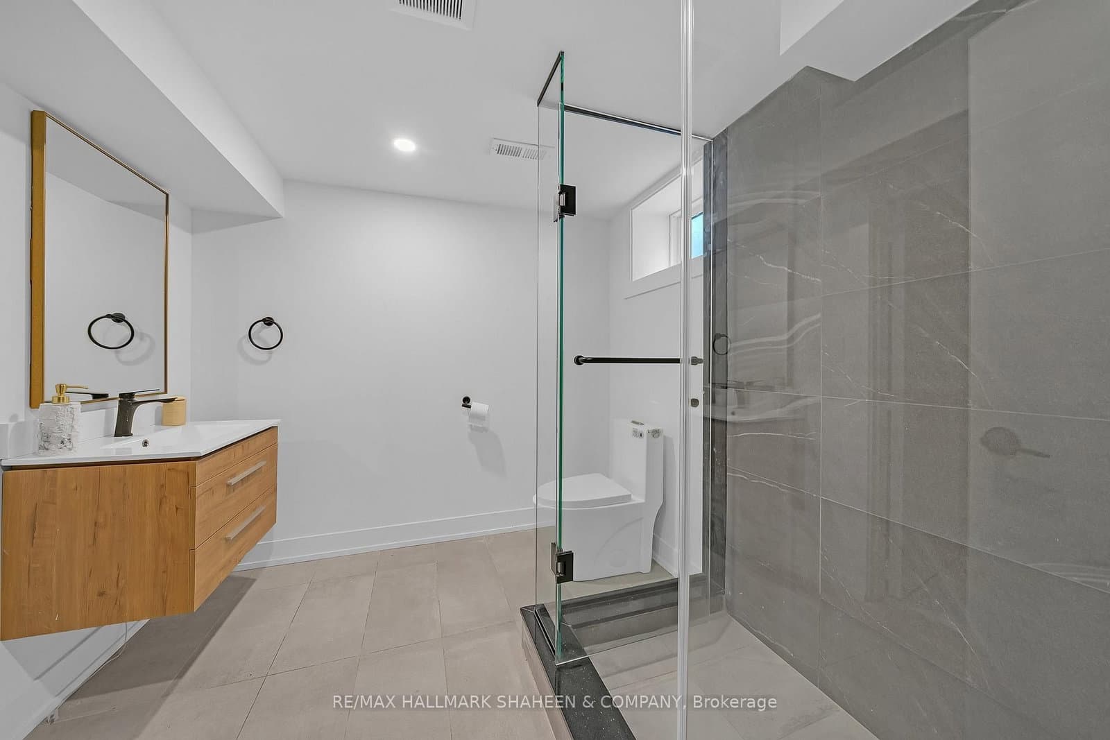 207 Sutherland Drive thumbnail 44