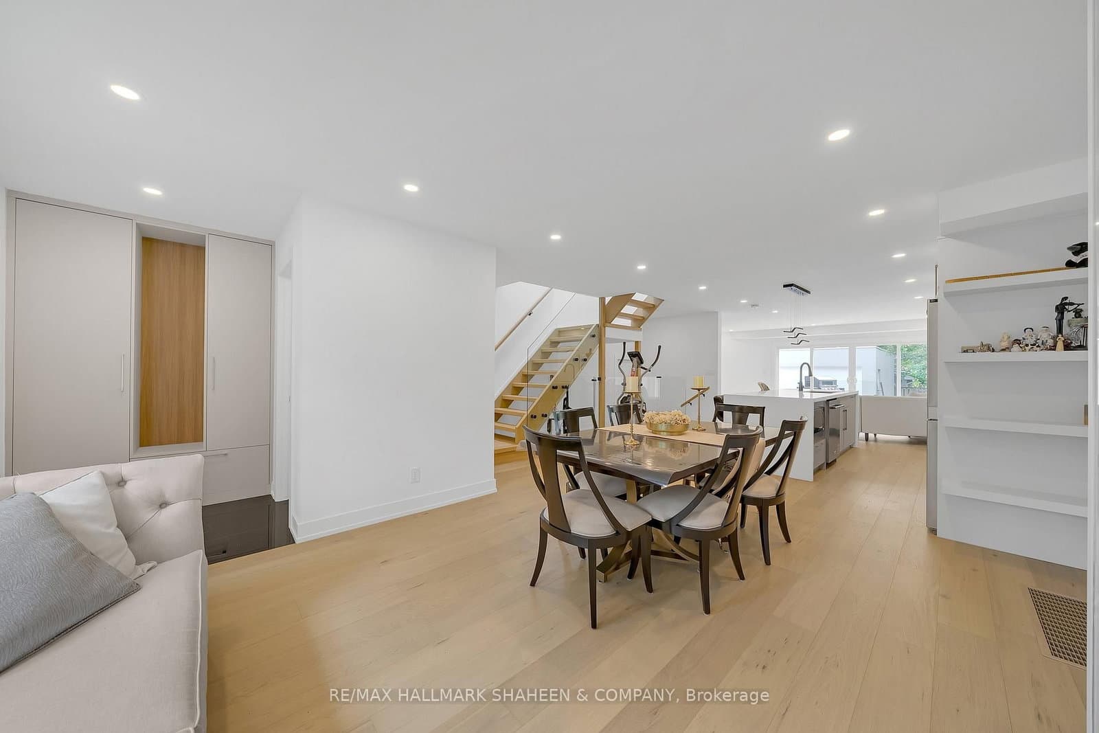 207 Sutherland Drive thumbnail 5