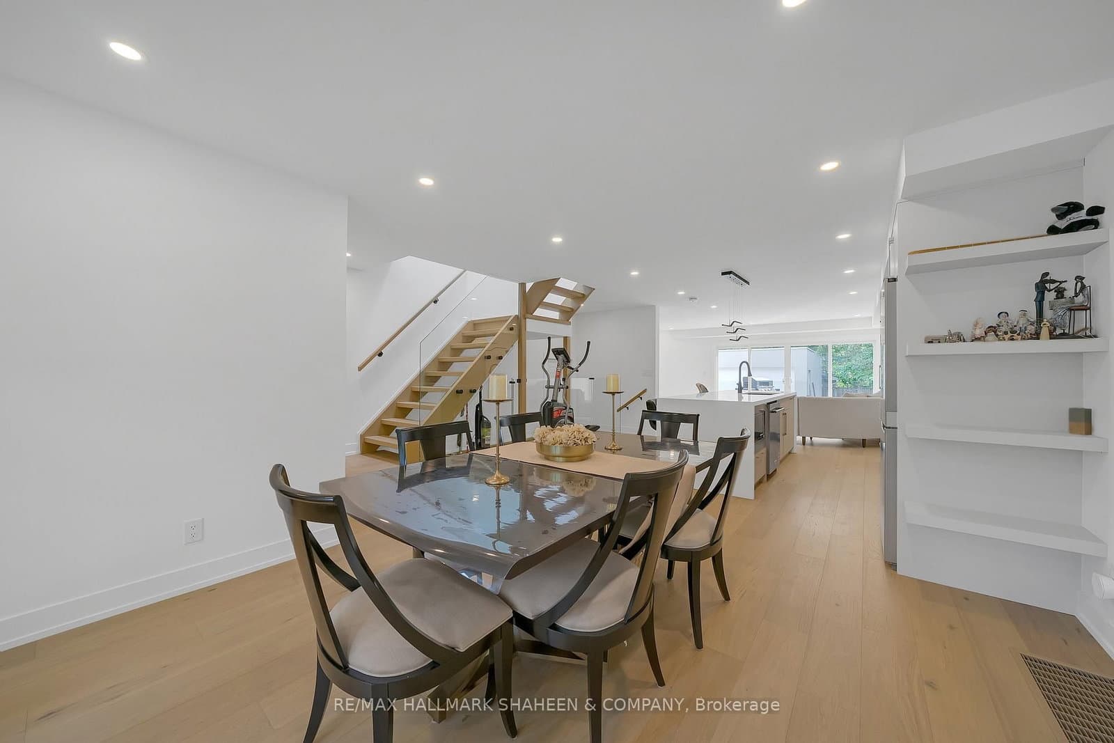 207 Sutherland Drive thumbnail 6