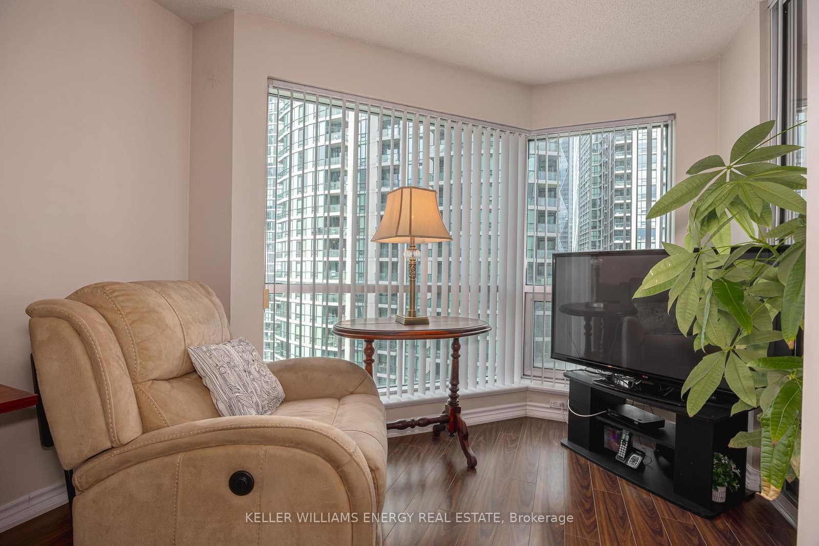 10 Yonge Street, Unit 1604 thumbnail 16