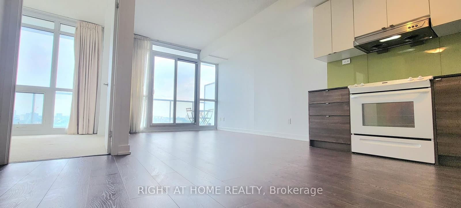 121 McMahon Drive, Unit 2703 thumbnail 3