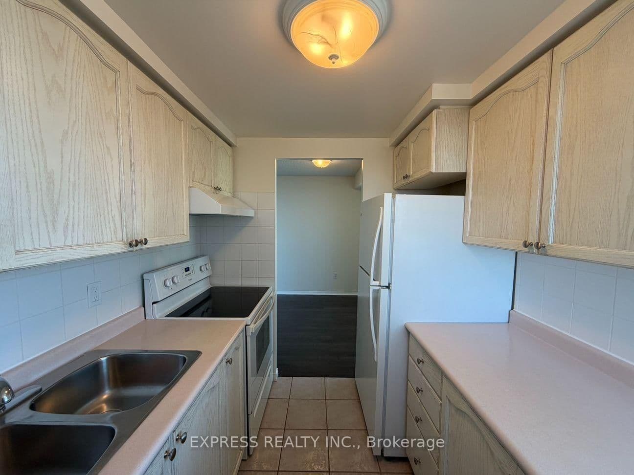 39 Pemberton Avenue, Unit LPH07 thumbnail 4