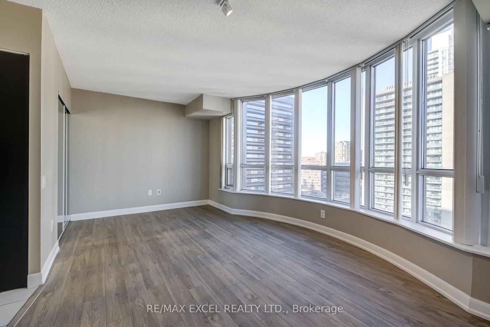 33 Sheppard Avenue E, Unit 1909 thumbnail 9