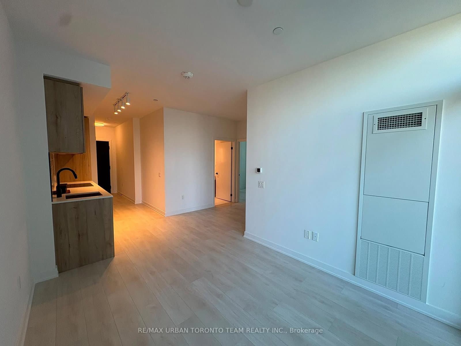 117 Broadway Avenue, Unit 903 thumbnail 2