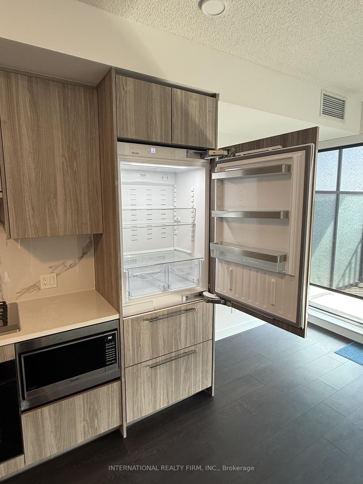 18 Esther Shiner Boulevard, Unit 1802 thumbnail 12