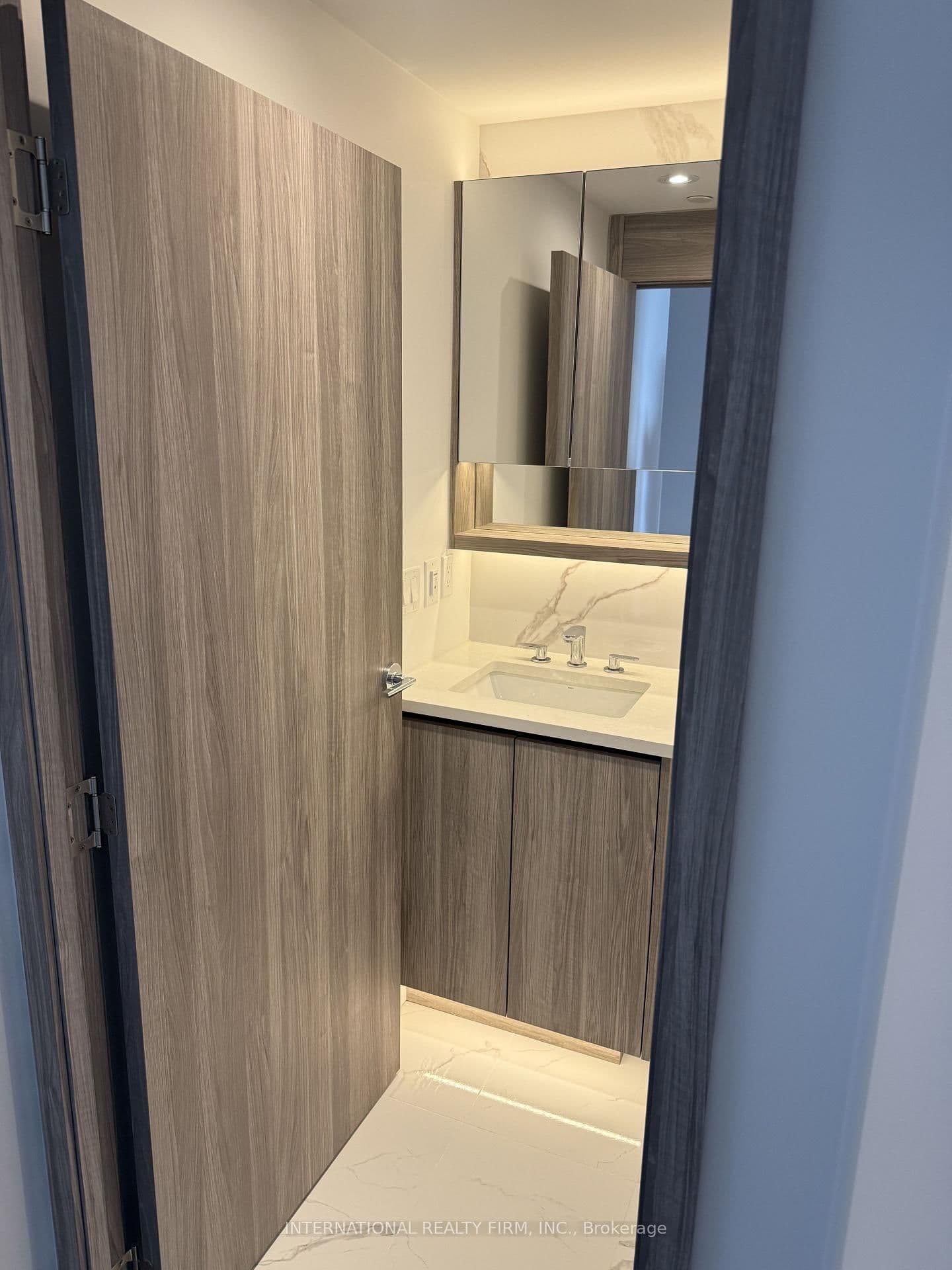 18 Esther Shiner Boulevard, Unit 1802 thumbnail 6