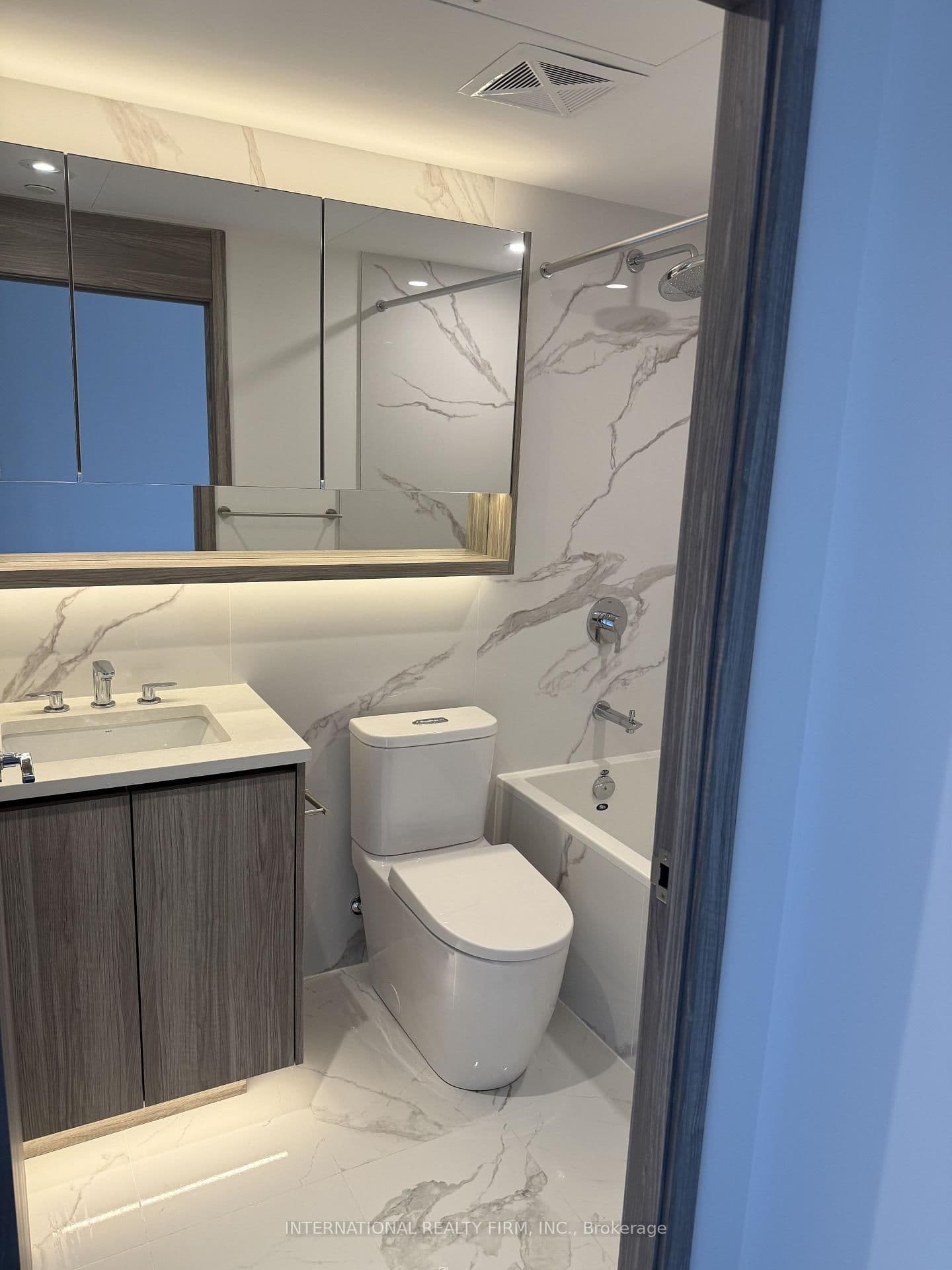 18 Esther Shiner Boulevard, Unit 1802 thumbnail 7
