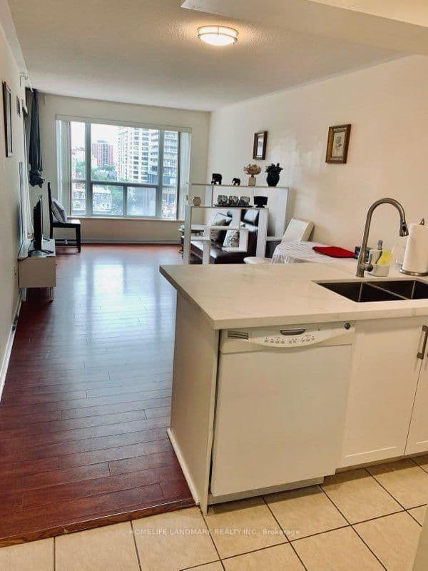 909 Bay Street, Unit 808 thumbnail 3