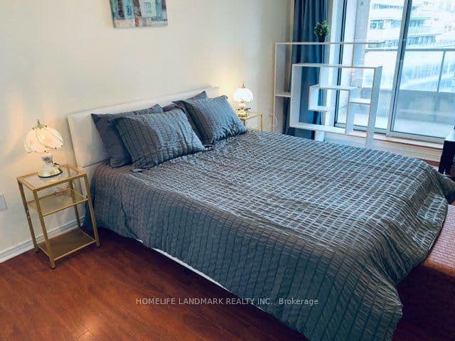 909 Bay Street, Unit 808 thumbnail 4
