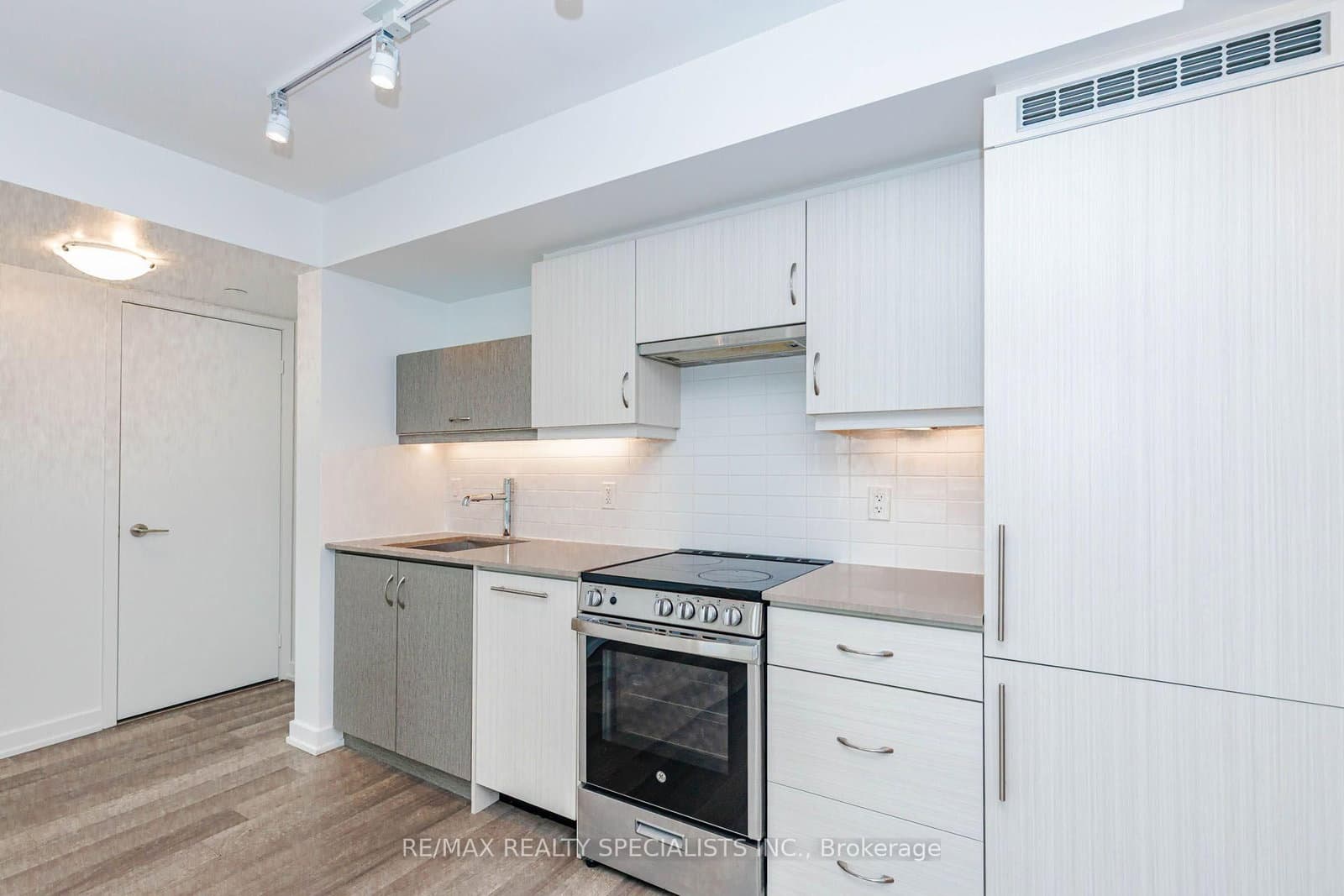 181 Huron Street, Unit 604 thumbnail 13
