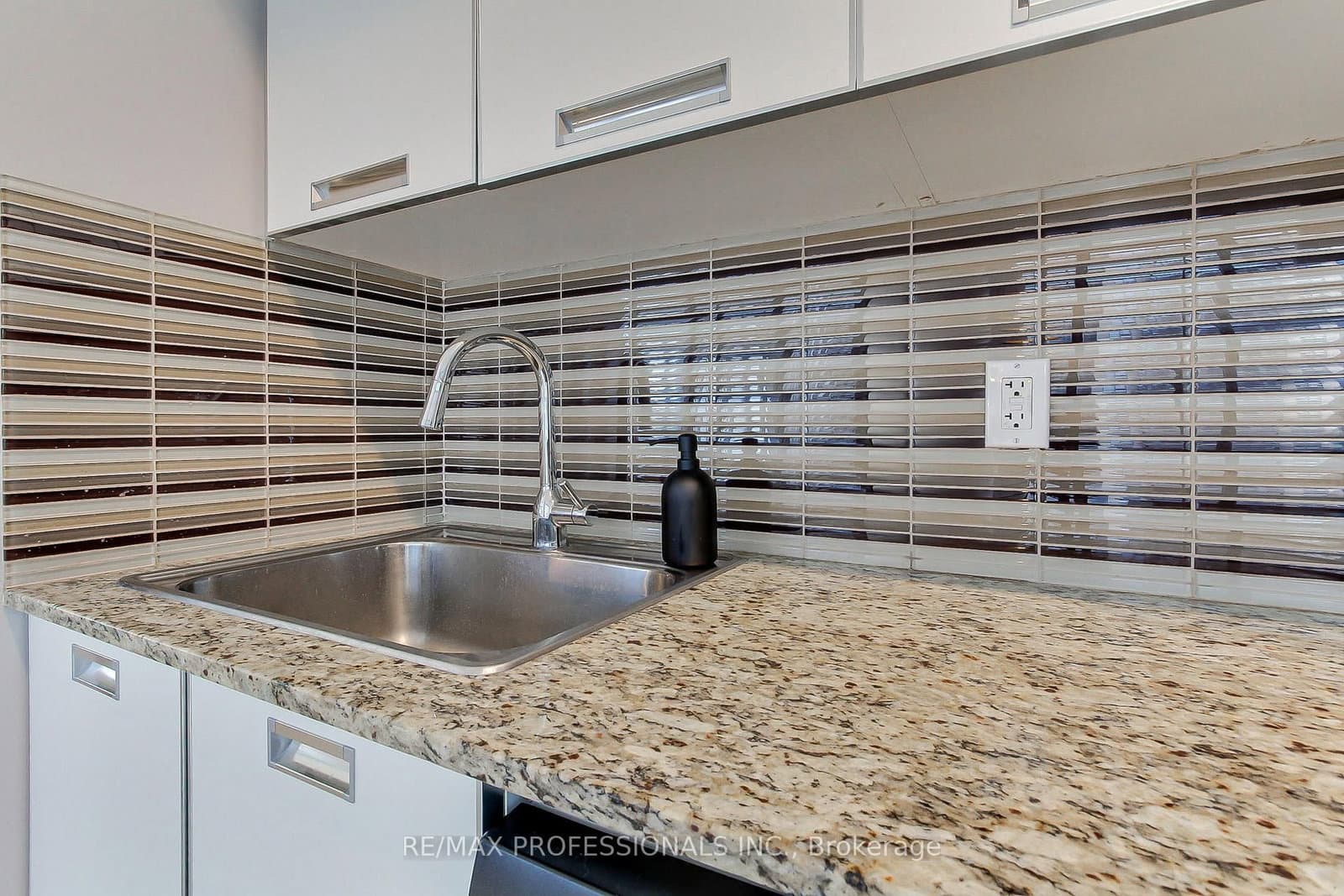 33 Charles Street E, Unit 710 thumbnail 11